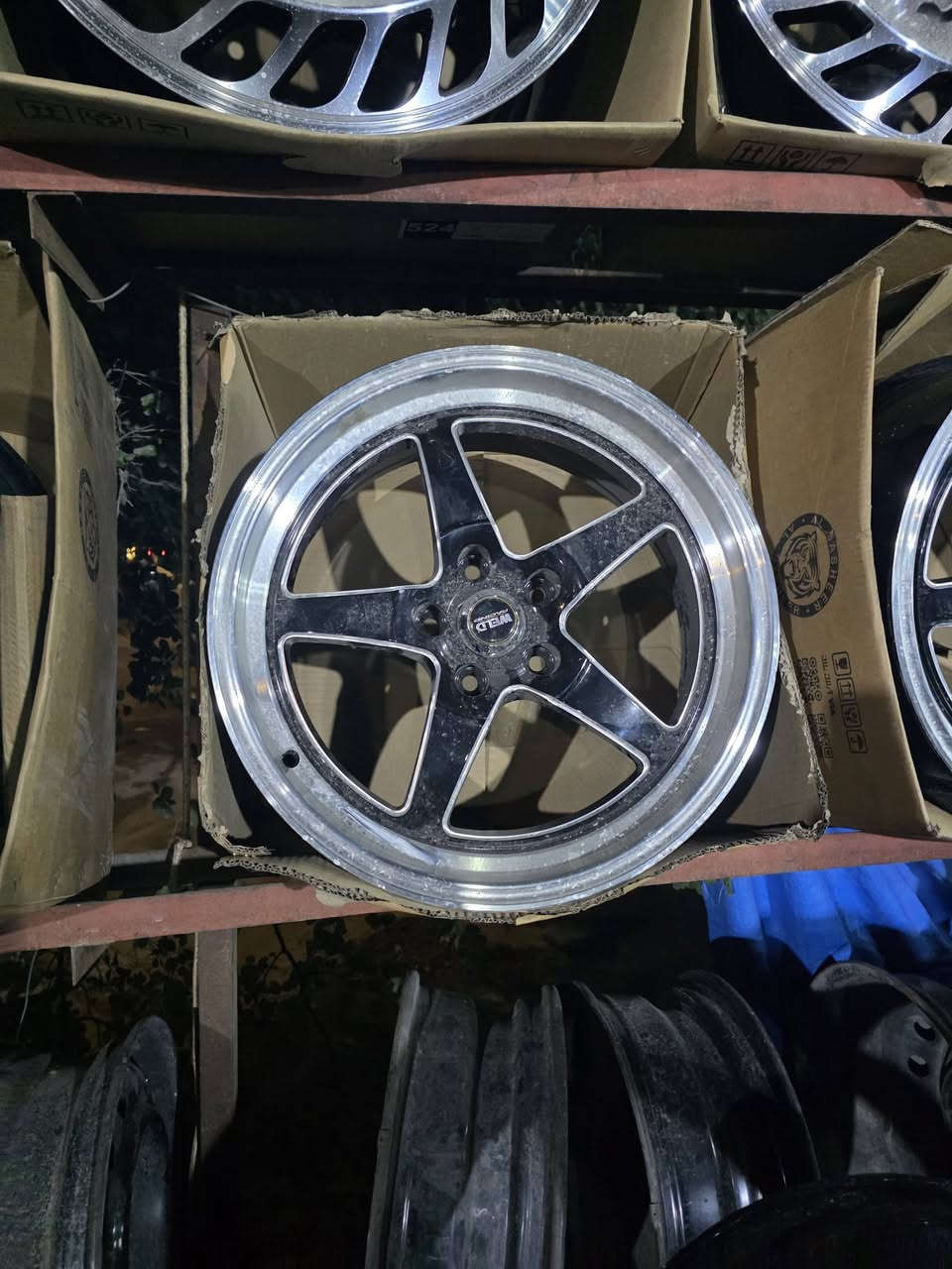 سلام عليكم شباب خدمات قيصر البهادلي ترحب بكم دائمن بيع وشراء مراوس جميع الوياله صبغ حراري ضمان سنه مكان بغداد شعب شارع اسواق مركزيه قرب نادي العربي مقابل مدرسه غمدان ***********
