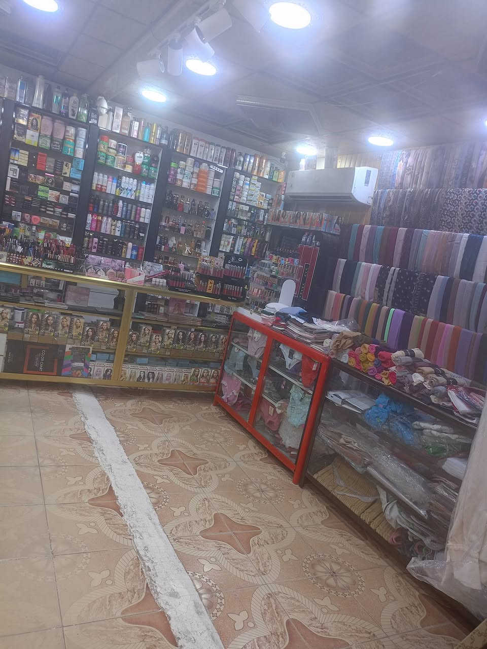 السلام عليكم محل للبيع
حي الرفاعي سايدين القسم قرب مولدة الربيع 
بدون بضاعه ولا ديكور محل فارغ فقط سقوف  وجام خانات ومبردات السعر 30$ورقه اي استفسار اتصل على الارقام 
آسيا ***********
كورك ***********
