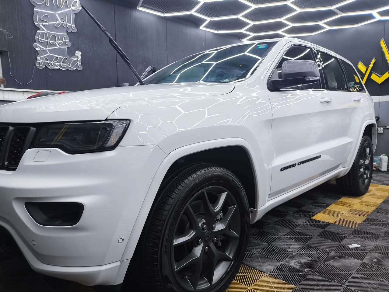 السلام عليكم ورحمة الله وبركاته

للبيع: Jeep Grand Cherokee 2021 (خليجي – يُعرف بـ 80)

• السيارة فل أوبشن.
• حساسات أمامية وخلفية.
• رادار أمامي وجانبي.
• نظام توقف تلقائي خلفي.
• أوتو بارك (تصف السيارة تلقائياً).
• جنوط 21 إنش.
• إطارات جديدة.
• مقاعد أمامية تدفئة وتبريد.
• المقاعد الخلفية تدفئة.
• ستيرن تدفئة.
• مقاعد السائق والراكب الأمامي كهربائية مع خاصية الميموري.
• فتحة بانوراما.
• هيتر للمرايا الجانبية.
• ومواصفات أخرى كثيرة.

ملاحظة:
• السيارة بيها طخة بالباب، وتم تبديله، والباب الأصلي موجود معها.

السعر: 28,000 دولار، وقابل للتفاوض للجادين.

📞 للاستفسار:
***********
