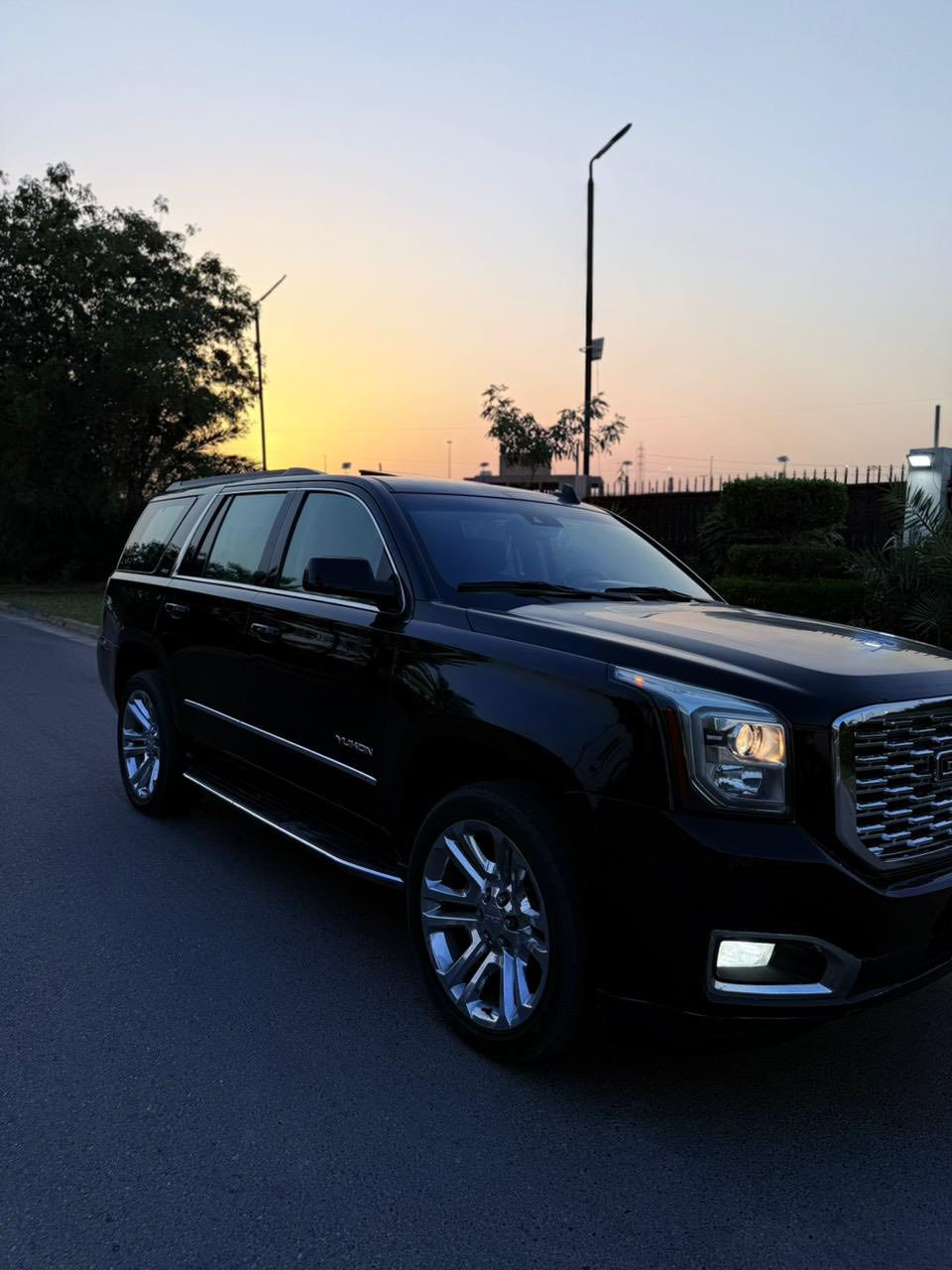 السلام عليكم جمسي موديل 2017. رقم بغداد بأسمي وارد امريكي ولكن من دون حادث حجم المحرك 5.300 V8.  محرك وكير وحداديه وتبريد وتدفئة ومنضومة ماء ومنضومة بانزين كلها جديده يعني ادامه جديده على ايدي حتى الباتري بدلته لان جناي موصفات السياره فول من كلشي اي شي بالك من مواصفات تلكا بيها من كشنات جلد تبريد تدفئه كهرباء كل الكشنات الخلفيات منفصل ملكي شاشه خلفيه فتحة سقف خزن ميموري للكشنات وللمرايات وللستيرن رادار تحديد مسار تدفئ ستيرن مانع تصادم توقف ثاتي مري شفط كل الابواب بصمة وياها بصمتين اشاير بالمري معى رادار تنبيه ⚠️. ثلاث قطع تبريد جامات اوتو كل المواصفات تلكاها بيها ويل نيكل سياره نصبتها حلوه وبالخير عل ياخذها مامتعوبه. صور حادثها موجوده بالمنشور بيها بالعراق جاملغ خلف سائق بي صبغ نصه تقريباً والباب مفتوح وراجعين شادي بدون لاصبغ ولاضربه يعني قطعه وحده بيها والباب مفتوح ومشدود بيها رصعات خفيفه مال الشارع شخط بالجاملغ خفيف حتى مامبين   أسف على الاطاله *********** مكاني بغداد حي القاهره السعر ب 325.
