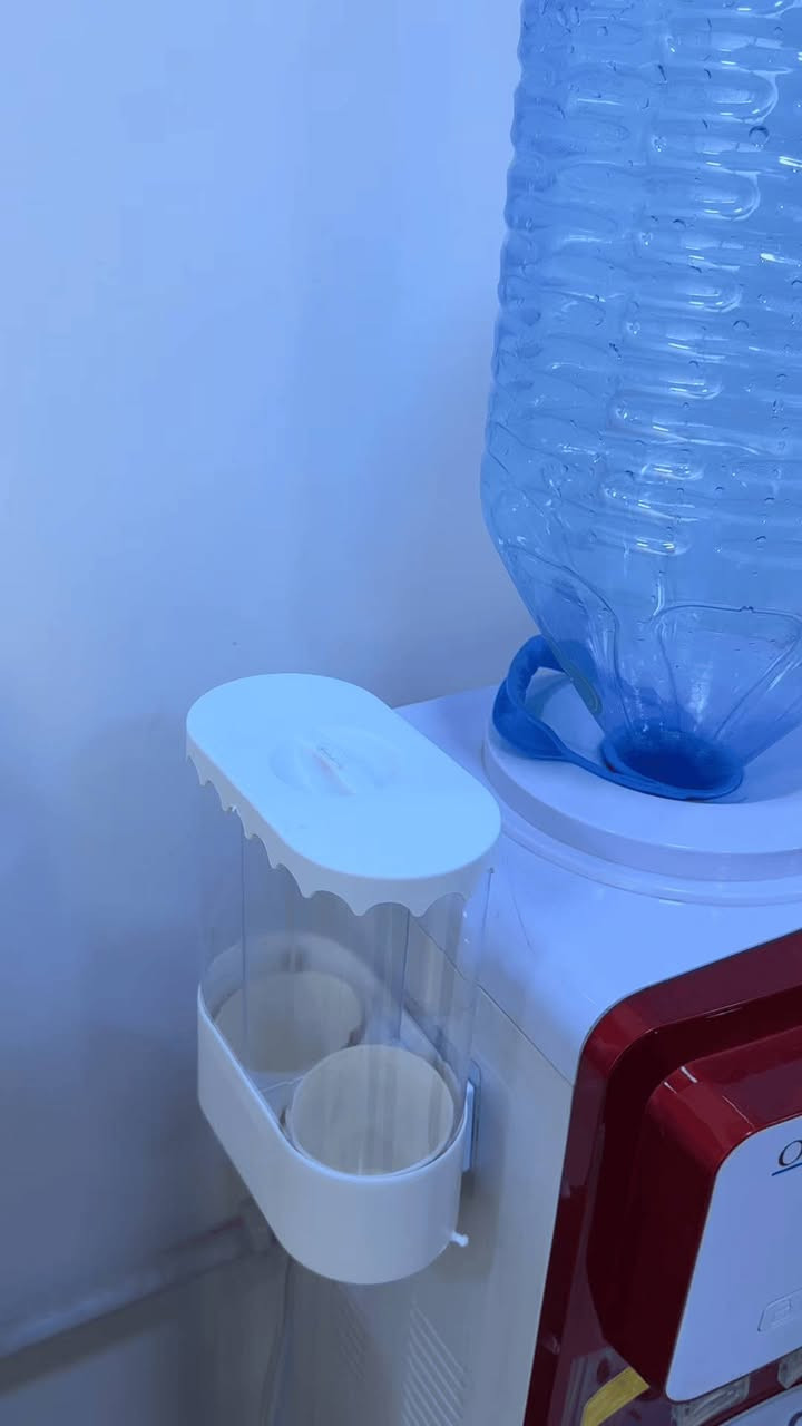 ✨ ستاند أكواب البراد المزدوج.. نظافة وأناقة في مكان واحد!
هل تعبت من فوضى الأكواب الورقية بجانب البراد؟ إليك الحل الأنظف والأكثر ترتيباً لمطبخك أو مكتبك! حامل الأكواب المزدوج مع غطاء حماية لضمان بقاء أكوابك نظيفة دائماً.
✨ لماذا تحتاج هذا المنتج؟
حماية كاملة من الغبار: مزود بغطاء علوي محكم يحافظ على الأكواب معقمة وجاهزة للاستخدام.
سعة مزدوجة: تصميم ذكي يحتوي على مسارين للأكواب، مما يوفر لك كمية أكبر ومظراً أكثر تنظيماً.
توفير مساحة: يتم تثبيته بسهولة على الحائط أو بجانب البراد دون الحاجة لمساحة إضافية على الطاولات.
تصميم عصري ولطيف: لون وردي أنيق يضيف لمسة مميزة لديكور المكان.
💰 السعر والخدمة:
السعر: 10,000 دينار فقط! 🏷️
التوصيل: متوفر لجميع المحافظات بـ 5,000 دينار فقط. 🚚
🔥 اطلبه الآن ولا تتردد!
اجعل شرب الماء والقهوة تجربة أرقى وأكثر تنظيماً.
للطلب والاستفسار:
أرسل لنا رسالة مباشرة (Direct) 💌


**إذا كنت صاحب هذا الإعلان وتريد حذفه لأي سبب، رجاءا أرسل رسالة إلى الدعم الفني**