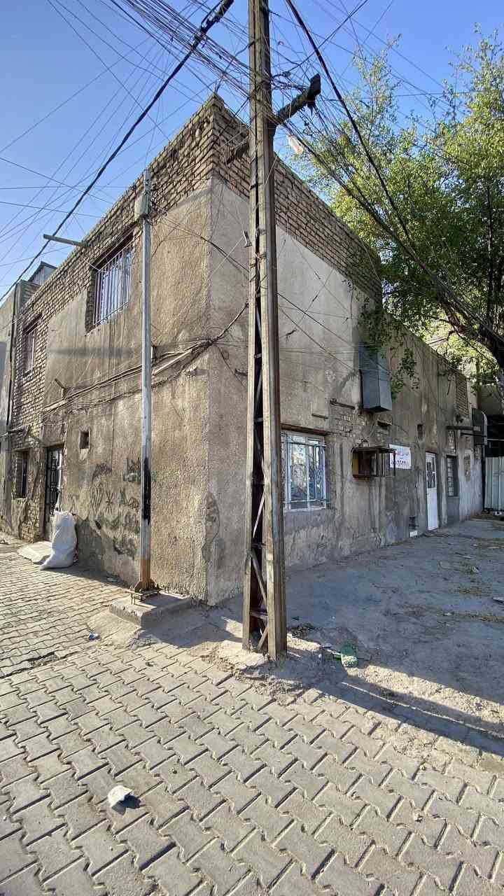 السلام عليكم بيت للبيع مساحة ١٠٠ نزال١٠ و واجهة ١٠ يحتوي على طابقين يحتوي طابق اول على استقبال و غرفتين و حمام و مطبخ و طابق ثاني غرفة و مخزن و سطح لا ستفسار على رقم +964 776 063 1975
