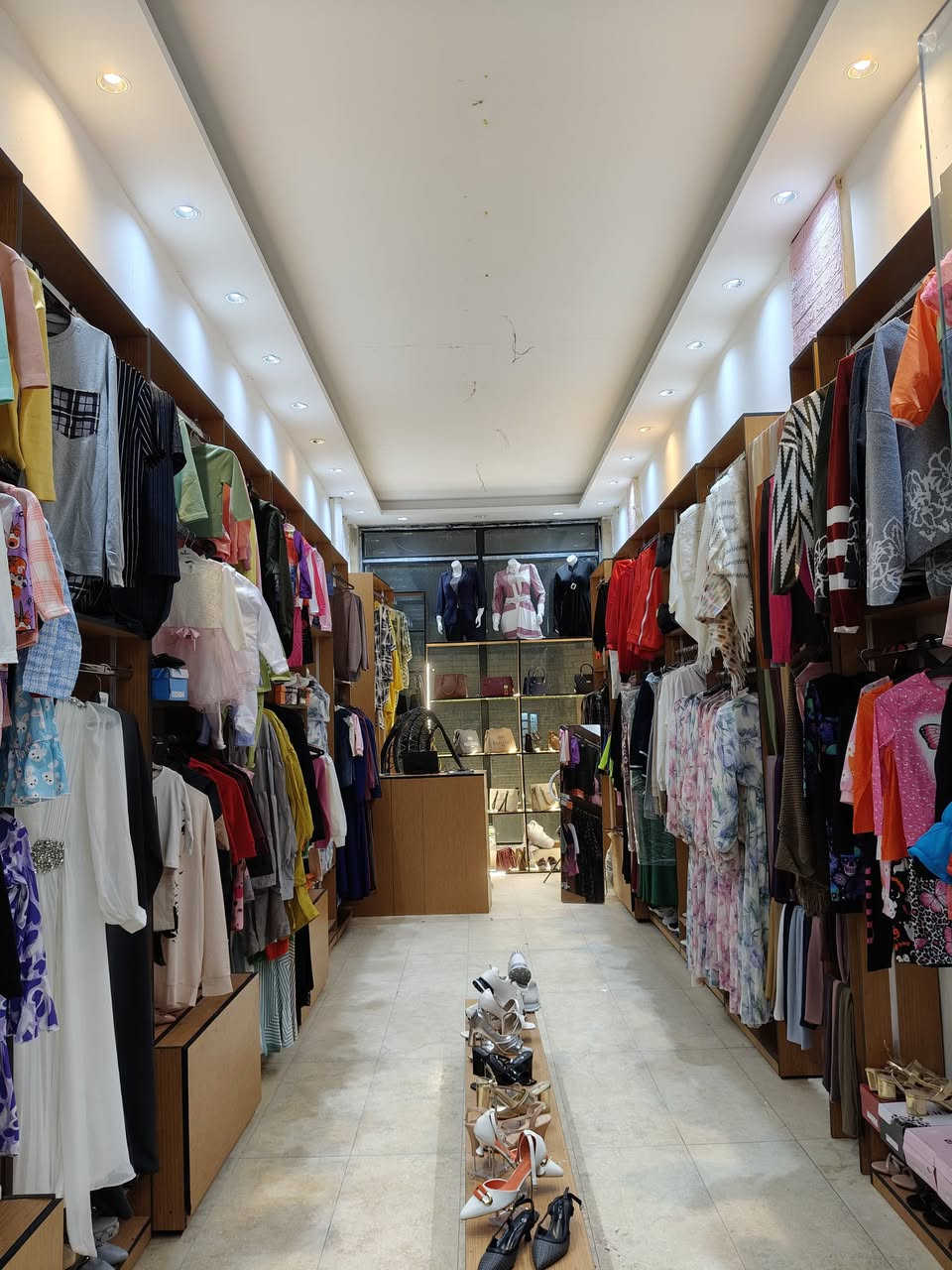 السلام عليكم محل ملابس نسائي اطفال في سوق الجنينه جاهز من كلشي ديكور اناره كله حديث ديكول خشب بي دي إف بضاعه تركيه وصينيه اطفال ونسائي
وجنط واحذيه وشالات محل كامل متكامل أجار فقط 300
الف داخل مول هستوريا في سوق الجنينه للاستفسار ***********
