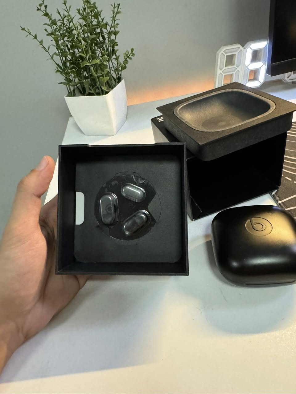 السلام عليكم سماعة باور بيتس برو اصلية مستعمل قليييل جداً 
اخت الجديدة نظيفة متوفر قطعتين
السعر 100 الف متوفر توصيل لكل محافظات العراق
***********
