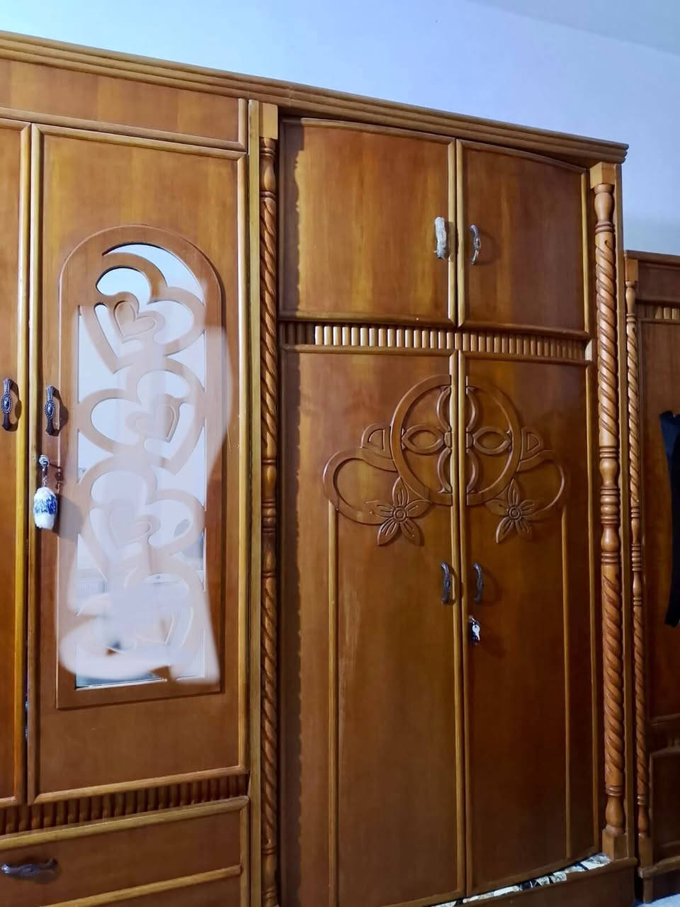 السلام عليكم ،
للبيع : يوجد غرفة أخشاب 6 بيبان + ميز تواليت + چرباية + زاوية كنتورية + ميز صغير . ويوجد ميز نضيف زجاج عدد 2 . للاستفسار يرجى مراسلة أو الاتصال على الرقم: *********** .

