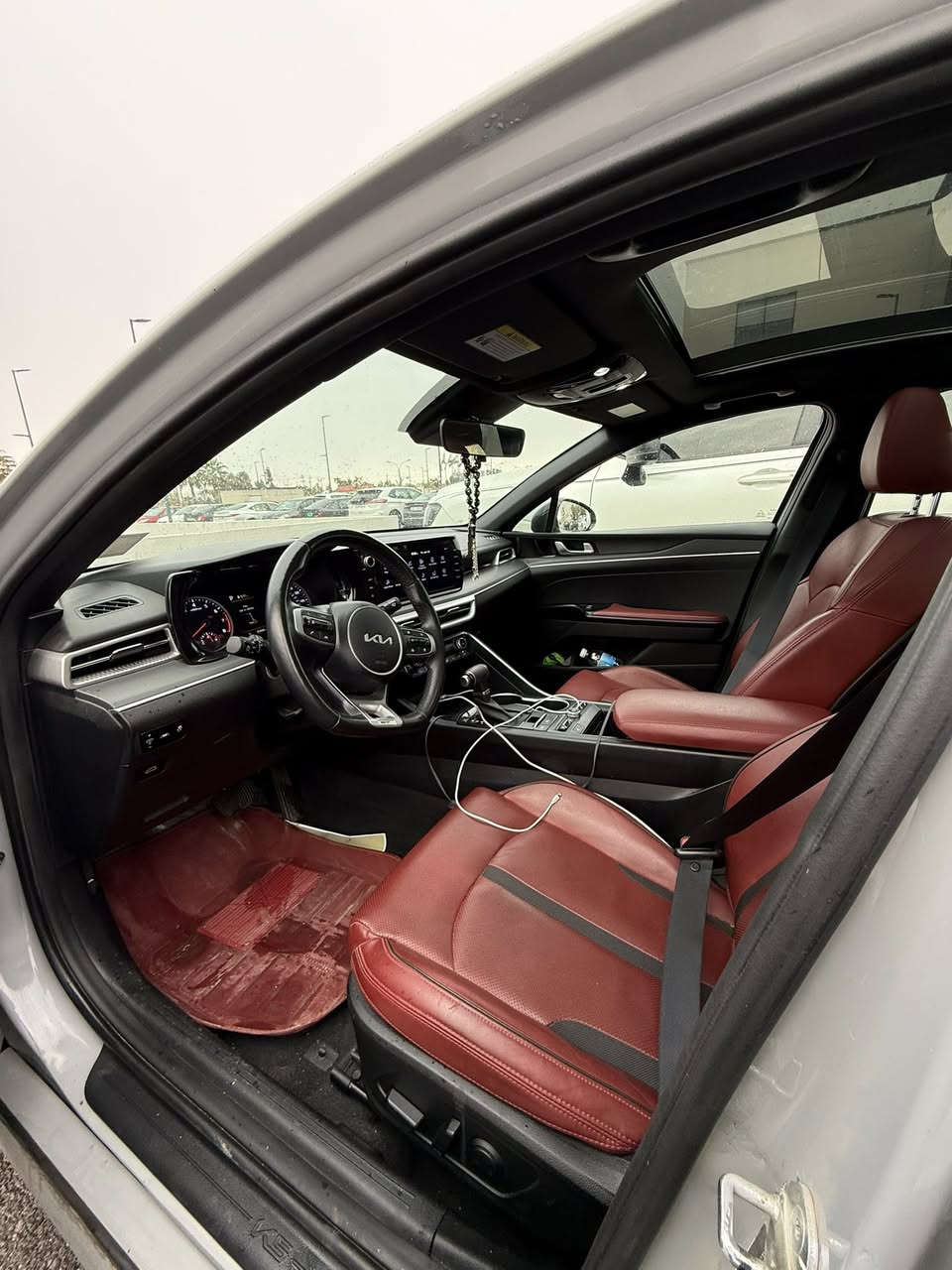 كيا k5 2023 وارد امريكي جيتي لاين
ماشية 16mile سيارة نضيفه وكامله 
ضربتها بابتين بدون ايرباك البوب مبدلة 
فول مواصفات 
بصمة 
تشغيل عن بعد
كشنات تدفئة
كرسي السائق كهرباء 
بانوراما 
وبقية مواصفات المعروفه

مكان السيارة بغداد الدورة
السعر 220 
رقم تواصل ***********
