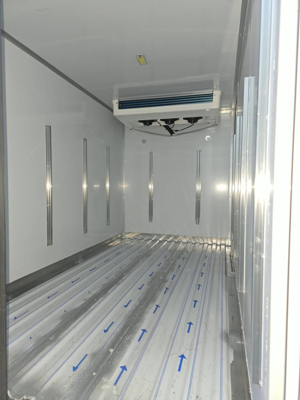 🌙 #عرض " رمضان" من [ Ari Haji Farhan ] 🌙
بمناسبة شهر الجود والكرم، جبنالكم وحش الطرقات وأقوى سيارة حمل للعمل الشاق!
🚚 كيا بونجو  (بينكو K4000) موديل 2026
✅ المواصفات والامتيازات:
 * الموديل: 2026 (جديد زيرو).
 * المحرك: فحل #صفر_كيلو.. عزم وقوة وشغل يبيض الوجه بالمسافات الطويلة.
 * التجهيزات: براد إماراتي "درجة أولى" تجميد وتبريد فول، ينسيك حر الصيف.
 * الضمان: ضمان حقيقي لمدة 6 أشهر أو 60,000 كم (يعني تشتغل وأنت مطمن).
🎁 هدية رمضان الخاصة:
اشتري السيارة بهذا الشهر الفضيل، واخذ "رقم السيارة هدية" مجانية علينا! يعني تطلع من المعرض سيارتك مرقمة وجاهزة للشغل.
🛠️ ليش تختار هذا العرض؟
 * براد إماراتي: معروف بجودته العالية وكفاءته بالجو العراقي.
 * سيارة اعتمادية: الـ K4000 هي الخيار الأول لأصحاب المصالح والتجار.
 * عرض حقيقي: ضمان يغطي احتياجك ورقم هدية يوفر عليك وقت وفلوس.
📍 العنوان: [ اربيل خلف شارع ١٠٠م قريب تقاطع مخمور ]
📞 للحجز والاستفسار: [ *********** ]
#العرض_محدود_حتى_نهاية_شهر_رمضان_المبارك
#اربيل #العراق #كوردستان #erbil
