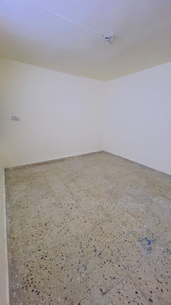 دار سكني للبيع في منطقة هادئة ومريحة. يحتوي الدار على عدة غرف نظيفة ومشرقة، مع تهوية جيدة. الأرضيات بحاجة إلى بعض الصيانة البسيطة لمن يرغب. مدخل خاص ويوجد درج خارجي يؤدي إلى الطابق العلوي. مناسب للعائلات الباحثة عن مكان مريح للعيش.