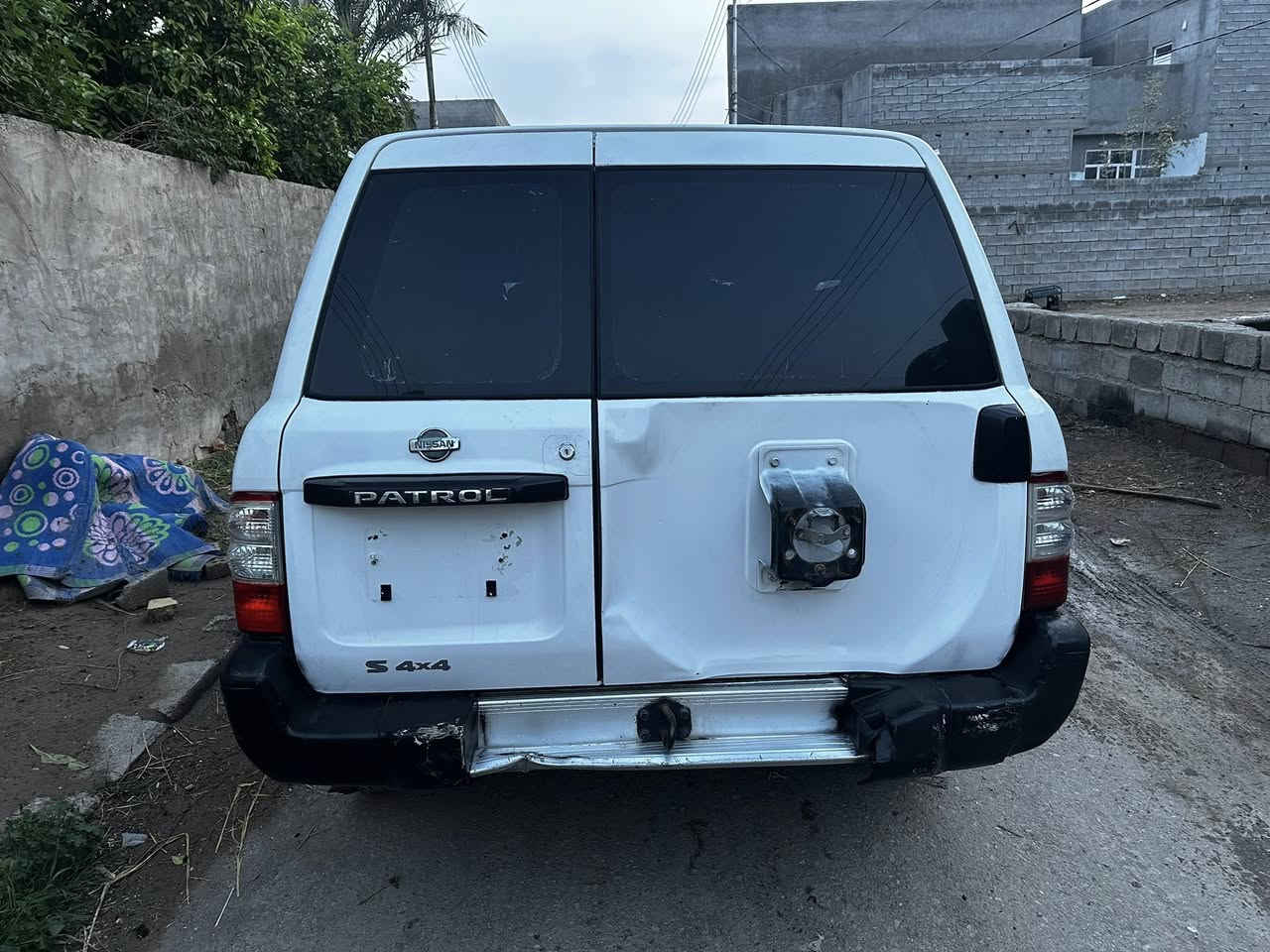 السلام عليكم نيسان باترول موديل2002 السياره مكينه وكير شرط خير من الله تدفئه وتبريد لوكير كله شغال السياره مزاد وزاره الداخليه السعر 60 وبيها مجال رقم التلفون ***********
