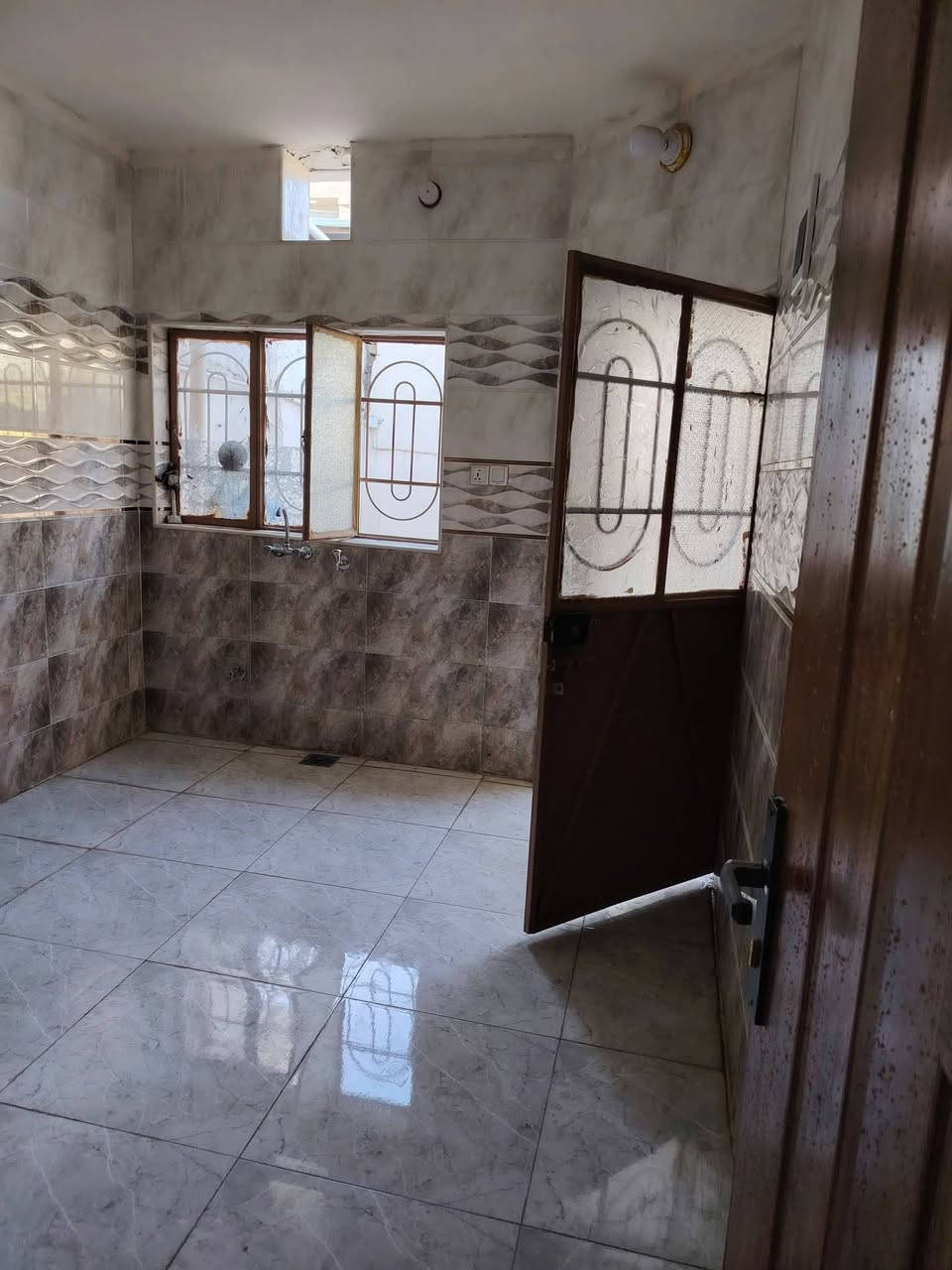 دار للبيع نظيف جدا المساحه 100مترواجهه ٥طابق واحد غرفه نوم وهول ومطبخ وصحيات وكراج وصحيات خارجيه فراغ إستلام مباشر طابو صرف قرب أسماك الشجيري قريب جدا شارع 80 حولي 40 متر
السعر 120 بيهةمجال
مراجعه مكتب الأهرام لعقار والمقالات شارع 60قرب مجمع الضامن الطبي *********** بيه واتساب ***********
