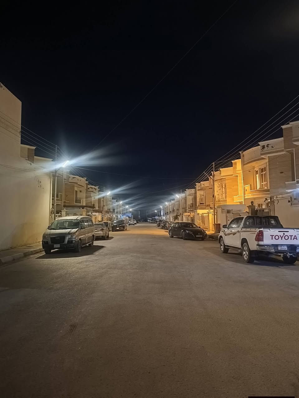 ​🏠 بيت للبيع في مجمع النخيل السكني (مع كامل الأثاث) 250م طابو صرف 
الموقع المتميز: الفلوجة، مجمع النخيل السكني الكائن على شارع 40 البورديني (المجمع يقع في منتصف المدينة).

​موقع البيت داخل المجمع: يقع على أول شارع بالمجمع بعد شارع 40 (شارع بعرض 15 متر).

​الخدمات: خدمات كاملة ومتكاملة (تبليط، إسالة ماء، شبكة مجاري، بالإضافة إلى أسواق خاصة بالمجمع).

​🛏️ تفاصيل وتصميم البيت:

​عدد الغرف: يتكون البيت من 5 غرف نوم موزعة كالتالي: 

​الطابق الأرضي (جوه): غرفتين نوم + استقبال + مطبخ.

​الطابق العلوي (فوك): 3 غرف نوم نظام (ماستر).

​الإضافات والتعديلات: تم إضافة غرفة إضافية للبيت، مع ديكورات ونقوش مميزة للسقوف (الجبسمبورد).

​🛋️ الأثاث والتجهيزات الملحقة (البيع مع كامل الأثاث):

​التبريد: البيت جاهز ومجهز بالكامل بأجهزة التبريد (في كل غرف النوم، الاستقبال، والمطبخ).

​المطبخ: يحتوي على كاونتر تركي فاخر من المرمر.

​الأثاث: غرف النوم مؤثثة بالكامل (يوجد 3 غرف مجهزة، من ضمنها غرفة مخصصة للأطفال).

​📞 للاستفسار والتواصل:

​رقم الهاتف: ***********

​أو التواصل عبر: الرسائل الخاصة.
