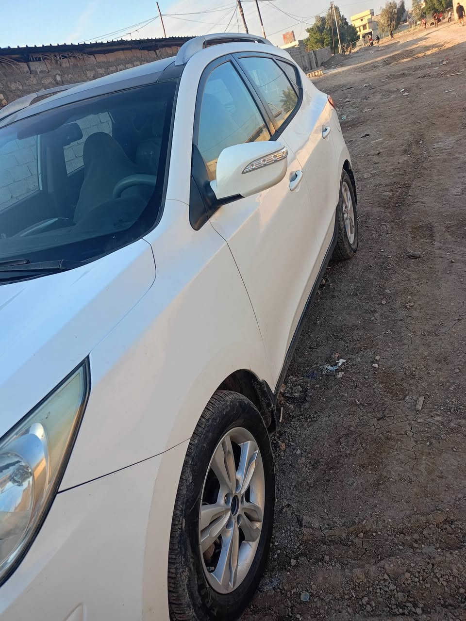 توسان خليجي 2012  رقم بغداد الجديد باسمي تحويل ثاني يوم السنويه لغاية 27
الون ابيض 
بانوراما اشاير بالمري تخم تاير صدر جديد 
محرك 2000 دوش كير مكفولات 
ماشيه 180 حقيقي
جرس انذار 120
بيه صبغ ربع باب الجنطه بدون دواخل 
والباب لايمن الخلفي مقدار 20 سنت صبغ بدون دواخل
السعر 140 وبي مجال بسيط جداً 
العنوان : بغداد ابو غريب خلف ماركت وافران القمه 
ااتصال :***********
