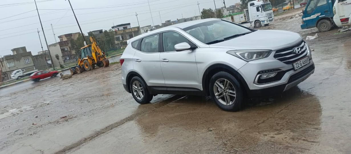 السلام عليكم
سنتافي 20017
سنويه جديده 
بيها قطعين باب السائق وباب الخلفي بدون دواخل 
كير محرك شرط سياره جاهزه ،السعر,150$
***********
