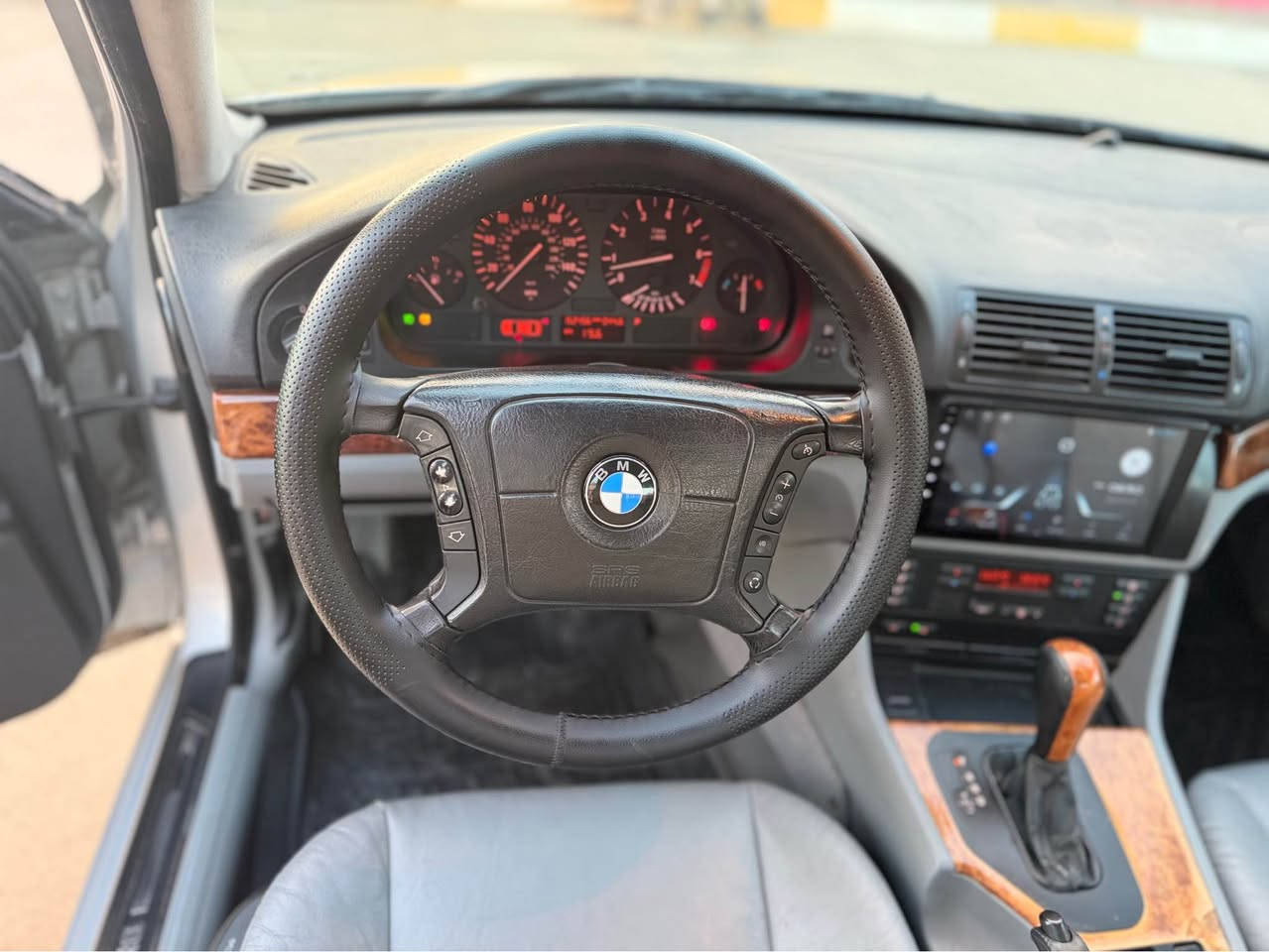 BMW 2001  سەقەر
 سەیارەکە زۆر جوانە هی مالانە پاک و خاوێن ماوەتەوە  

مواسەفاتی تەنها سلایت نیە  فولە کوشن جلد   و بەرە دەگا جلد  و کوشن بەرز و نزم  و ئاوێنە کارەبایی و لیدی  بن دەگاکانی  تەبریت لەمس و  تەحەکوماتی سەر سوکان و  سەیارەکە پێویست بە وەسف ناکات مواسەفاتەکانی دیارە  و زۆر جوانە

سەیارەکە :١٥٠ هەزاری واقحی ڕۆشتوە 
 
وەکو بۆیاخ بی بۆیاخە  سەیارەکە مالی دۆستە  رەقەم و سەنوی تازەیە وەکالە بە شەرت ٤ تایەی تازە  

شوێن: ڕانیە 
***********
***********wats appp w vibat رانية, السليمانية
