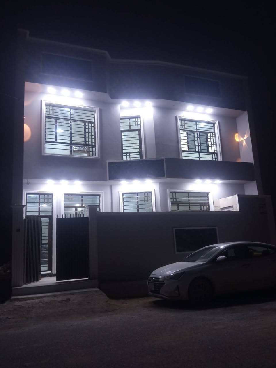 السلام عليكم بيت للبيع موقع محيزم شارع 100 خلف مطعم الحضاره بالتقسيم الجديد مساحه 100 متر مربع ركن على شارعين 
بناء حديث فول غير مسكون بي 3 غرف نوم طابقين طابو زراعي سند 25 خدمات كامله ماء كهرباء تبليط مدارس انترنت مولد ذهبي عرض الشارع 10 متر البيت فول جدا حلو 

الاستفسار.   ***********
