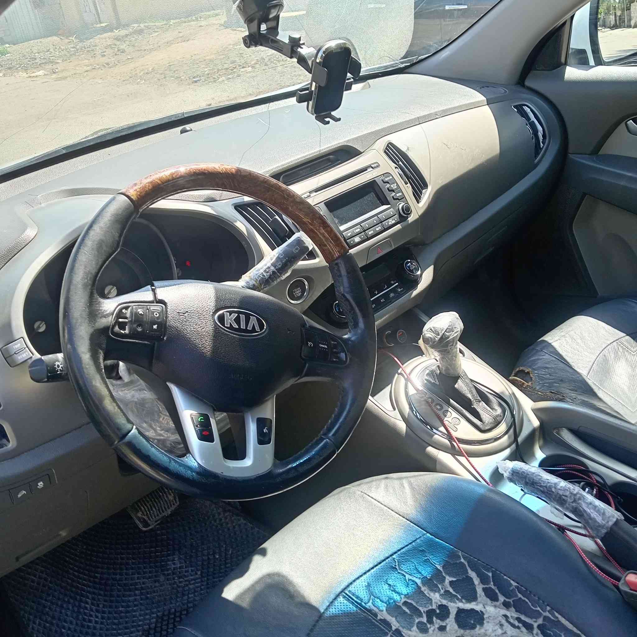 السلام عليكم كيه اسبورتج للبيع مؤديل 2016خليجي حادث جاملغ ايمن وزائد حافت البنيد بارد رقم بغداد انكليزي هزه جديده سنويه جديده سياره جديده كلش مكان السياره بغداد للاستفسار الاتصال على الرقم ***********
