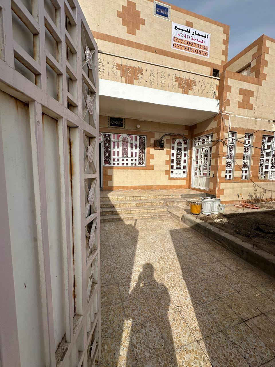 بيت طابقين طابو صرف للبيع المساحه 240  بناء درجه اولى العنوان العوفيه على السايدين نهايه العوفيه يحتوي على 5 غرف + 3 صحيات حمامات وتواليتات عدد 3+ مطبخ بالطابق الثاني ومخزن وصاله كبيره يحتوي على 2 مناور البيت جاهز للسكن  وفارغ حاليا تحويل الطابو مباشر باسم المشتري للاستفسار ***********
***********
