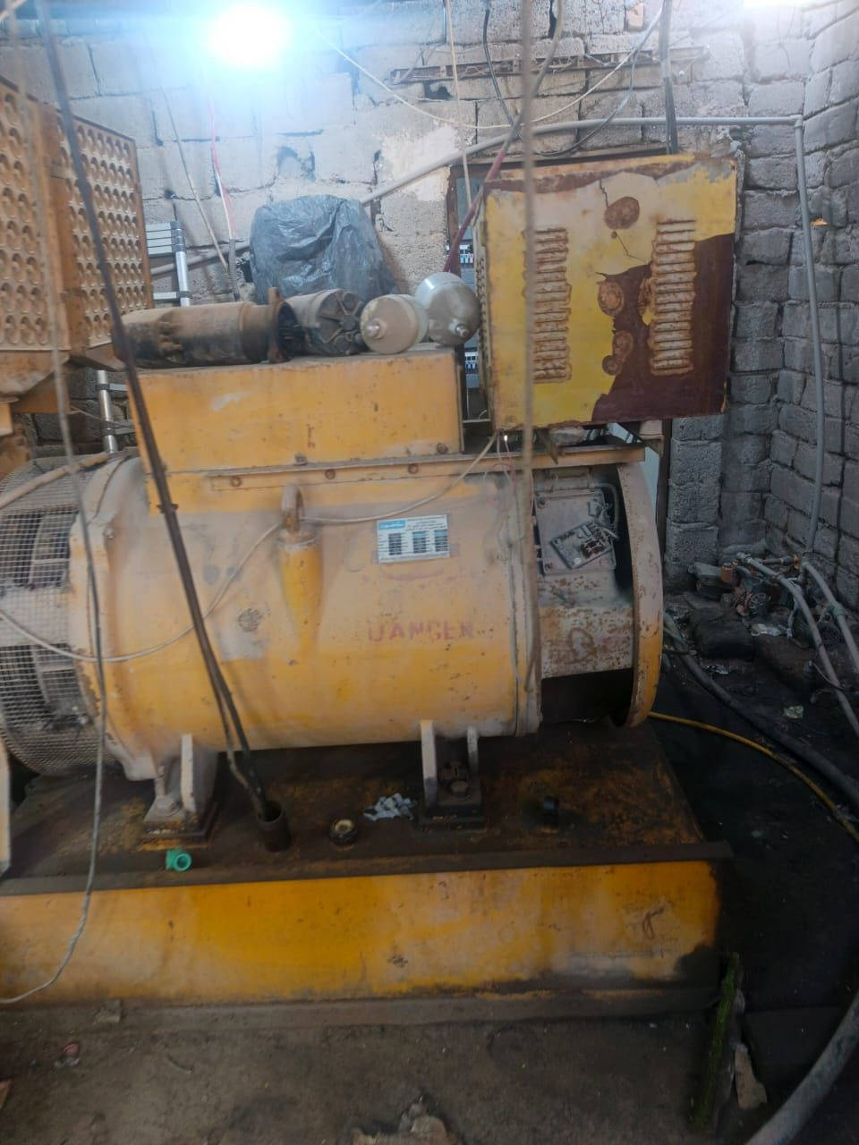 مولد اف جي ولسن ٥٦٤ كي في مكفول المحرك وراس التوليد موجود في محافظة ميسان  ***********
