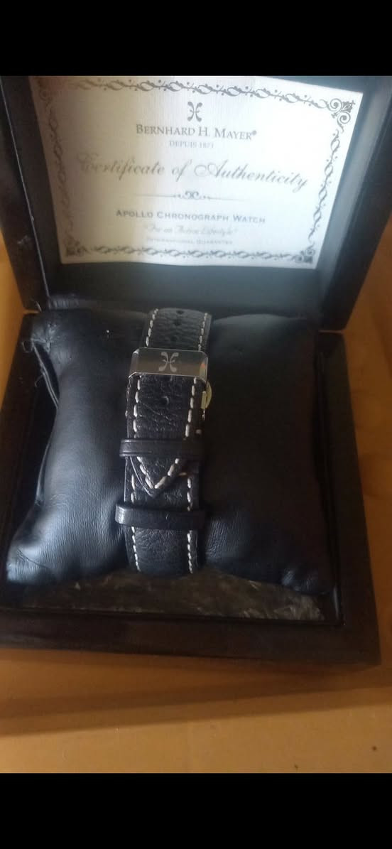 السلام عليكم..
برنارد اچ ماير أناقة الزمن.. في معصمك! ⌚
للبيع ساعة Bernhard H. Mayer Apollo Chronograph الأصلية، قطعة تجمع بين الفخامة السويسرية والأسلوب العملي الجذاب.
✨ المميزات:
 تصميم كرونوغراف دقيق وعصري.
 حالة ممتازة مع صندوقها الأصلي وشهادة الأصالة.
 خيار مثالي لمن يبحث عن التميز في كل لحظة.
الساعة لوك شمع .
للأستفسار مراسلة الصفحة


**إذا كنت صاحب هذا الإعلان وتريد حذفه لأي سبب، رجاءا أرسل رسالة إلى الدعم الفني**