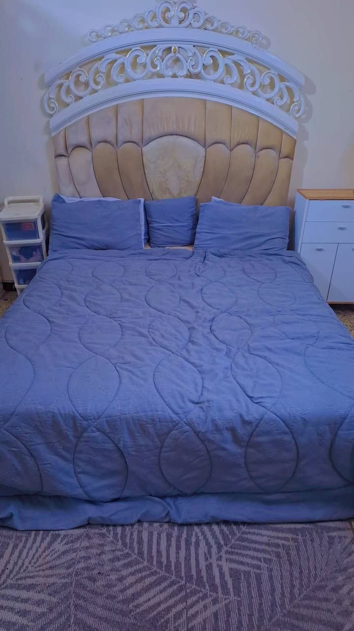 تخم ٨ مقاعد ب 100 
كاونتر ٣م ونص وسنك  .. الداخل  mdf والخارج hdf 
مع ملحق ب 450 
غرفة نوم تركي ٧ قطع ب 500 
ميز بلازما  ب 50 
طبلة وسطية 25 
سبلت 1طن انفيرتر  توسوت  ب100 
للاستفسار التواصل على الرقم ***********
