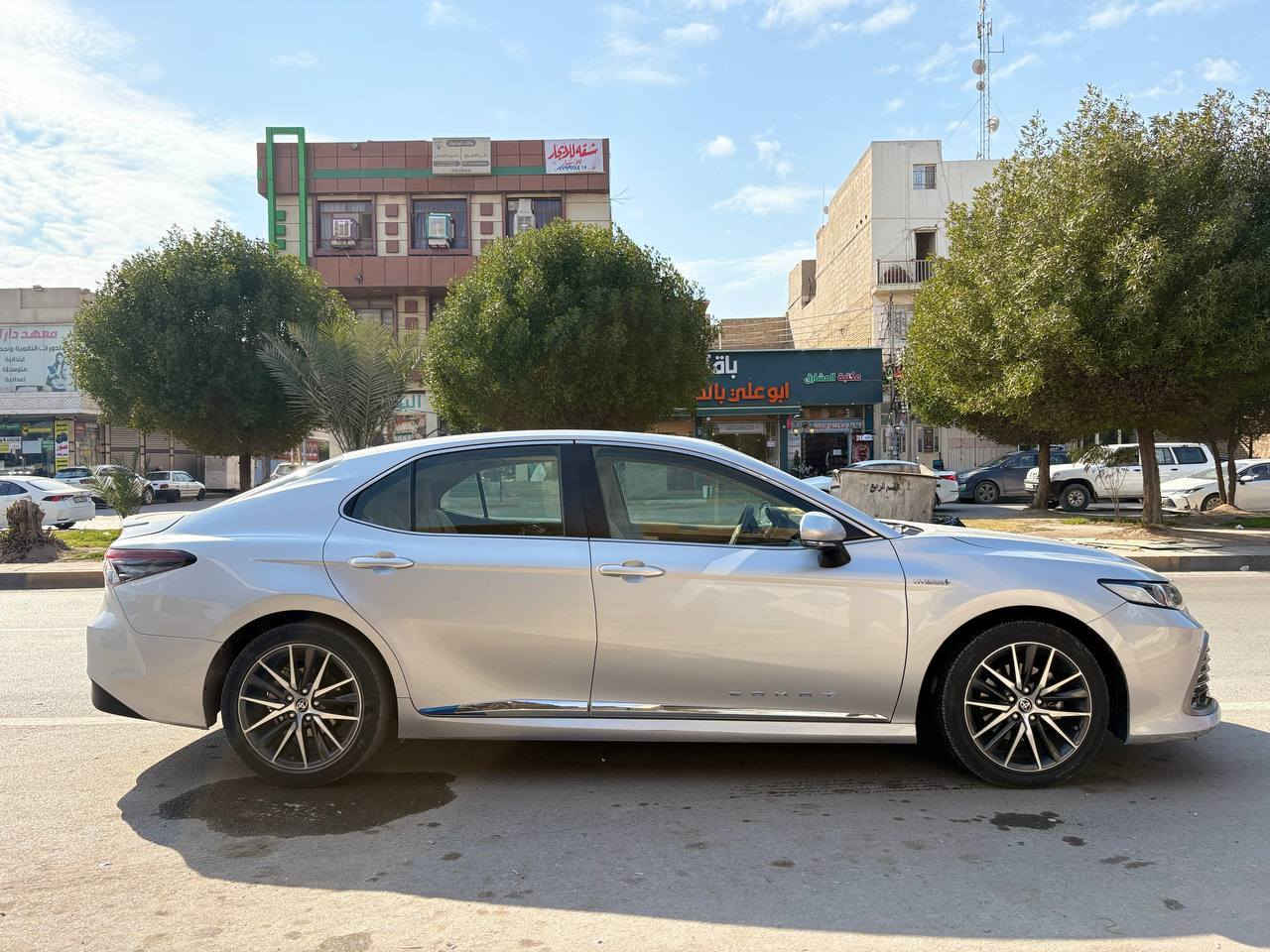 كامري موديل 2023 خليجي
بيها بس صبغ بلباب مال سايق شي بسيط وبارد بلجاملغ مال سايق ماشيه ٦٠ الف
***********
