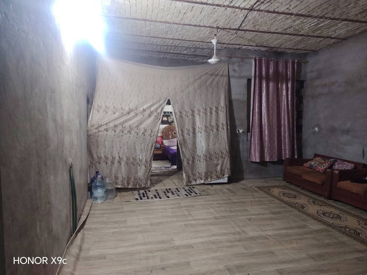 السلام عليكم بيت للبيع مساحته 280 المعامل عمار يخلف مطعم الحجي زراعي واقع حال سعر البيت سعر البيت 27 نقد واقساط متوفره جميع الخدمات خلف مطعم الحجي قرب حسينيه ام البنين اللي ما يشتري لي يتصل ***********
