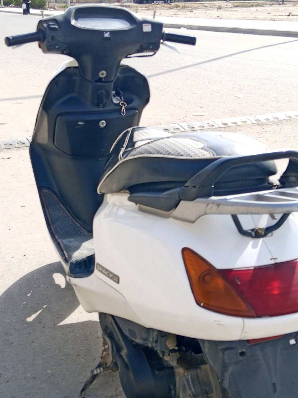 سلام عليكم سبيسي ياباني لببع  ب550درجه حلوه مرتبه ما نقصه شي   كلشي شغال بيها قفل جنطه قفل ستي كفراتها الصيه خمسه اختام محركها ما ينسمع  ما مفتوحه بس مفيلسه فقط مكاني كوت زين القوس رقمي ***********
