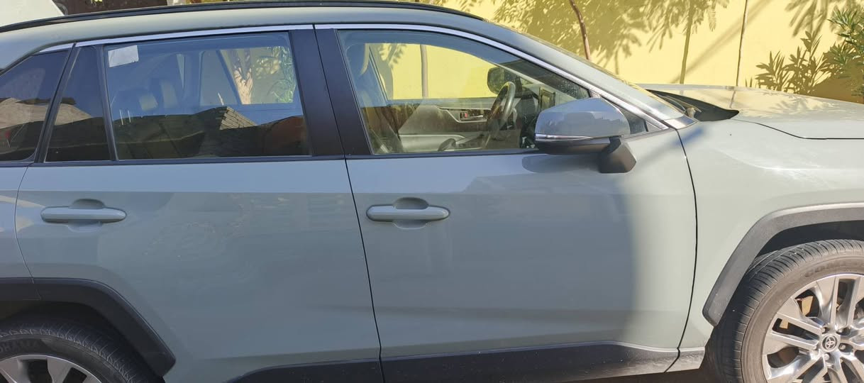 راف فور موديل ٢٠٢٢
ماشية ٣٥ رقم بغداد
فئة xle يعني بصمة وفتحة وكشنات جلد وصندوق كهرباء وبعد هواي مواصفات
سنويةل ٢٠٢٨
بدون صبغ فقط صندوق بارد
مكان السيارة بعقوبة 
السعر ٢٦٠
التواصل ***********
