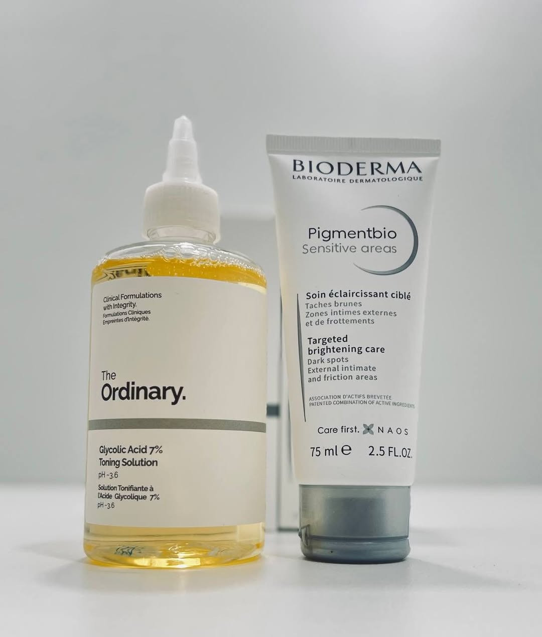 أقوى مكس راح تستخدمي يمحي التصبغات
بالأندر آرم والبكيني والجسم 🥹🙈🫧🫧
يخلي المنطقة صافية قطعة وحدة 🪞

• تونر مقشر بحمض الجليكوليك 7% من "ذا أورديناري" (The Ordinary Glycolic Acid 7% Exfoliating Toner): يعمل على تقشير البشرة بلطف، تحسين ملمسها، وتوحيد لونها. يحتوي على حمض ألفا هيدروكسي (AHA) الذي يساعد على إزالة خلايا الجلد الميتة، مما يعزز نضارة البشرة ويقلل من ظهور الخطوط الدقيقة.👍🏻
• كريم "بيوديرما سنسيتيف أرياز" (Bioderma Sensitive areas Targeted brightening care): مصمم خصيصًا لتفتيح البقع الداكنة في المناطق الحساسة الخارجية ومناطق الاحتكاك وترطيب البشرة. ✅
ملاحظة: يُنصح دائمًا باستخدام واقي شمس عند استخدام منتجات تحتوي على أحماض مقشرة مثل حمض الجليكوليك، لتجنب زيادة الحساسية.‼️


**إذا كنت صاحب هذا الإعلان وتريد حذفه لأي سبب، رجاءا أرسل رسالة إلى الدعم الفني**