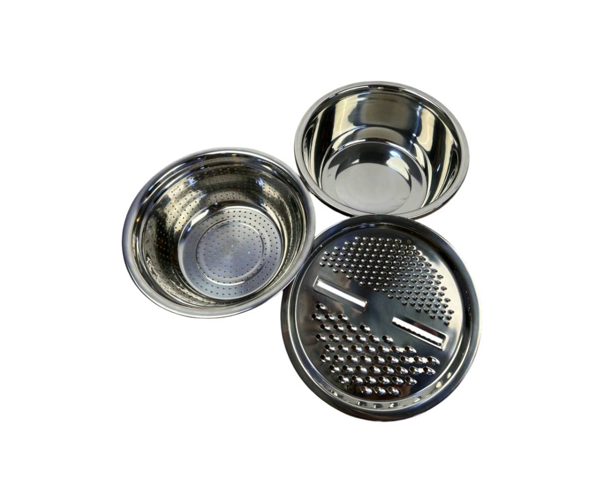 طقم أوعية ستانلس ستيل متعدد الاستخدام مع مبشرة – 3 قطع

الاستخدامات:

لغسل وتصفيه الخضروات والفواكه بسهولة.

لخلط العجين أو تقليب المكونات في المطبخ.

لتصفية الأرز والمعكرونة بعد الطهي.

لبشر الجبن والخضروات أو إعداد السلطات بسرعة.

مناسب أيضًا لخلط البيض أو العجين الخفيف.

المميزات:

مصنوع بالكامل من ستانلس ستيل عالي الجودة مقاوم للصدأ والتآكل.

تصميم ثلاثي الطبقات: وعاء كبير، مصفاة مثقبة، ومبراشة غطاء معدنية.

المبشارة تحتوي على فتحات متعددة الأحجام لتناسب أنواع التقطيع المختلفة.

يمكن استخدام كل وعاء بشكل منفصل أو متكامل حسب الحاجة.

سهل التنظيف ولا يحتفظ بالروائح أو البقع.

آمن للاستعمال مع الأطعمة الساخنة والباردة.

تصميم أنيق وعصري يضيف لمسة جمالية للمطبخ.

قطر الوعاء: 27 سم، الارتفاع: 11 سم.

محتويات الصندوق:

وعاء ستانلس ستيل رئيسي.

مصفاة ستانلس ستيل مثقبة.

غطاء مبراشة متعددة الاستخدام.

الملاحظات:

بلد المنشأ: الصين.

قياس الكارتون: طول 28 × عرض 12 × ارتفاع 28 سم.

ينصح بتجفيف القطع بعد الغسيل للحفاظ على اللمعان.

لا يُستخدم داخل المايكروويف.
