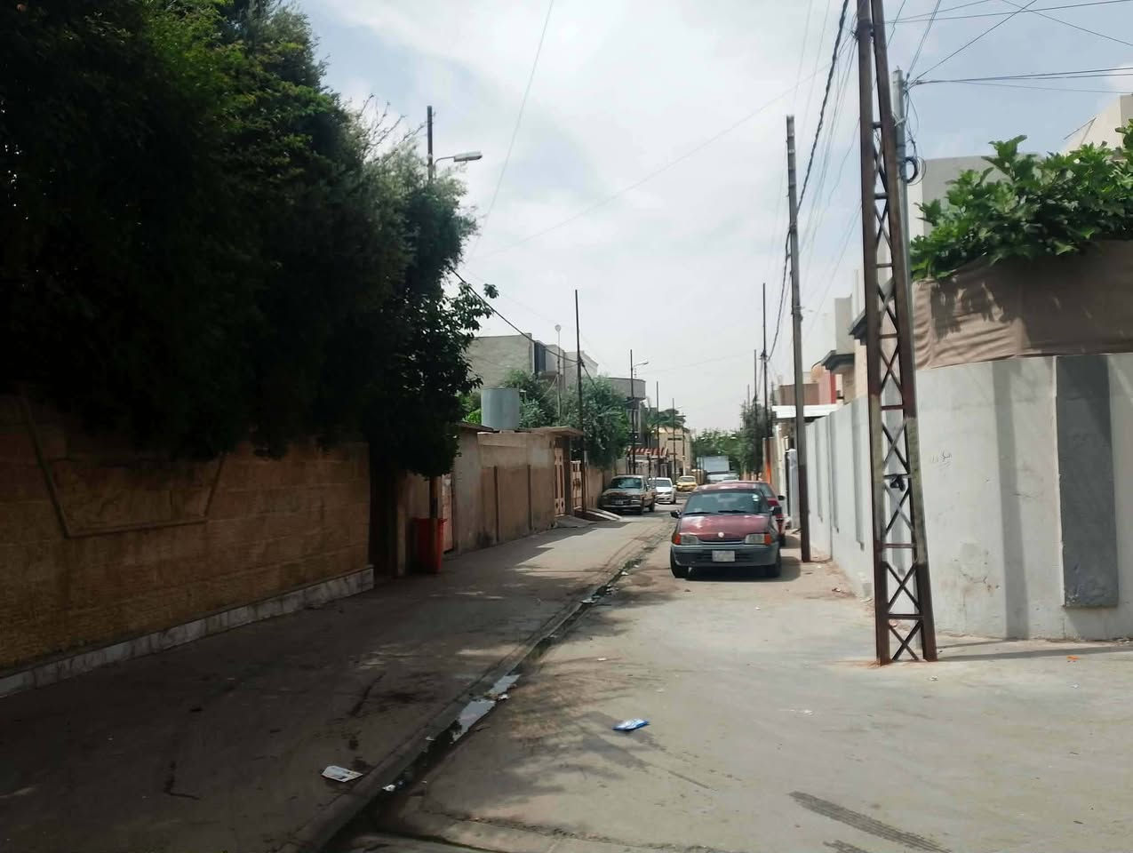 الدار معروض للبيع مساحة الدار 525 بناء قديم الدار ينباع بحساب ارض الموقع حي السكر بالقرب من جامع الرأفة للاستعلام الاتصال بالرقم ***********
