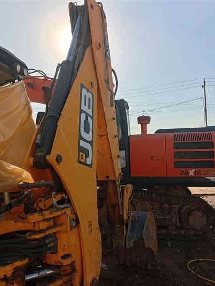 السلام عليكم مكينه جي سي بي للبيع جديده رقم شمالي موديل 2011 سنويه باسمنا ثاني يوم مداور ماكينه كلش جديده داخل مالتها سبلت العنوان ديوانيه وهذا رقم الهاتف***********
