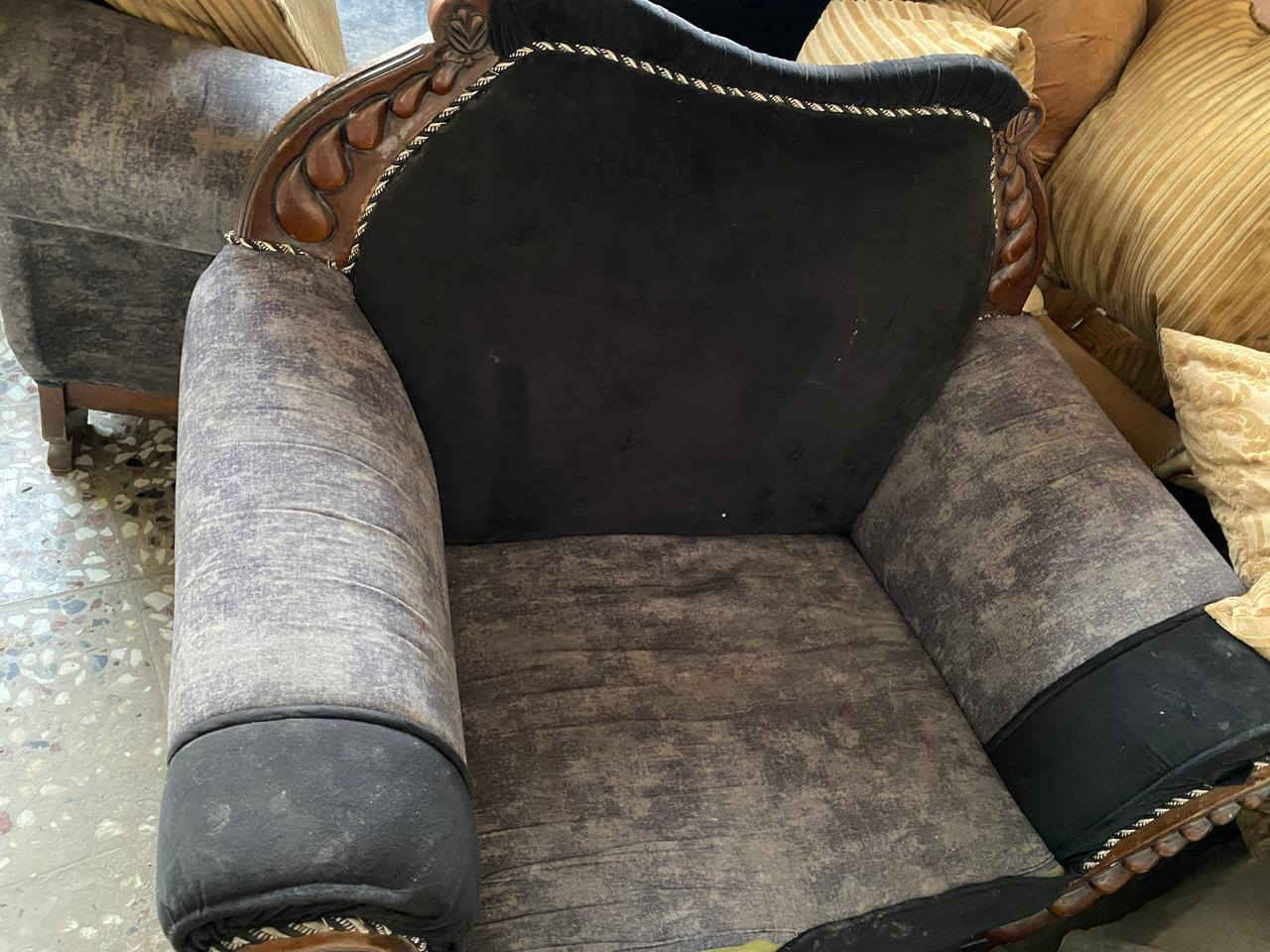 سلام عليكم تخم عشر مقاعد مستعمل للبيع نضيف سعر 250 قفل رقم *********** واتساب أو تصال
