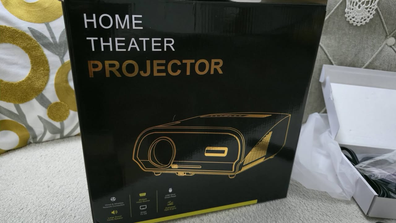 (Projector) طراز CAIWEI A10Q.
بدقه عاليه فول HD
يتميز بدقة عرض يدعم 4K Ultra HD لتفاصيل حادة وواضحة. 

يوفر سطوعًا عاليًا يصل إلى 3500 ANSI ، مما يجعله مناسبًا للاستخدام حتى في الغرف المضاءة. 

يعمل بنظام اندرويد مدمج لسهولة الوصول إلى خدمات البث والتطبيقات. 

يتضمن تقنيات متقدمة مثل التركيز التلقائي بالليزر (ToF+CMOS) و Bluetooth و WiFi 6.
كذلك اوتو كيستون بطعنا ممكن وضعه في زاويه
تدبيقات كامله نتفلكس رسمي
يتيوب
سوق بلي
تنزيل كافت التطبيقات سينمانا او iptv
الوان مشبعه للصوره سماعات
10w صوت محيطي واضح جدا
اخوان ملاحظه
الجهاز غالي وجديد ما مستخدم يعني ليس امزون
الي يدور اجهزه قويه يتواصل ويانه ويدلل الاسعار والتفاصيل واتس اب
***********
