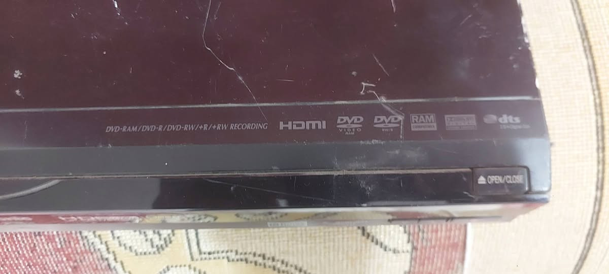 جهاز دي في دي 
هذا الجهاز هو Panasonic DMR-EX768، وهو مسجل DVD مع قرص صلب مدمج. 
سعة التخزين: يحتوي على قرص صلب (HDD) بسعة 160 جيجابايت لتسجيل البرامج التلفزيونية والأفلام. 
دقة الفيديو: يدعم رفع دقة الفيديو (Up-conversion) إلى 1080p عبر منفذ HDMI لعرض صورة عالية الوضوح. 
تقنية الألوان: يدعم تقنية Deep Colour لتحسين جودة الألوان ودقتها. 
ميزات إضافية: يتضمن موالف Freeview مدمج، ويسمح بنقل التسجيلات من القرص الصلب إلى أقراص DVD. 
السعر ٥٠
***********

