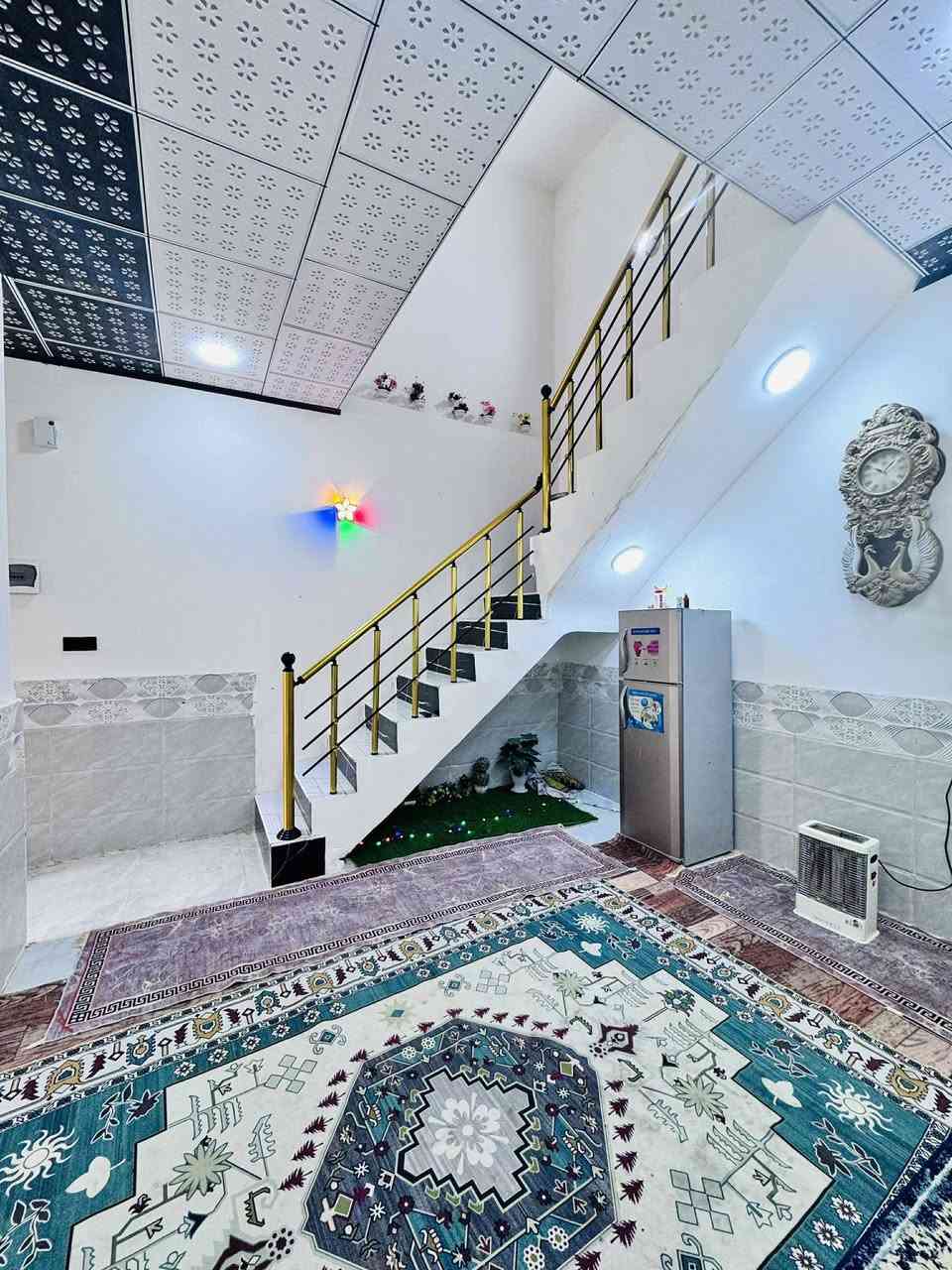 (🧿بيت للبيع طابو صرف🧿) 
مساحة 100 متر 
✅مكانه نجف مجمع بيتي مقابيل مجمع لميرات 

جميع لخدمات متوفرء 
✅ماي كهرباء مدارس 

(( سعر 67 وبي مجال ))
يتكون لبيت من غرفه 😴 
وصاله وستقبال ومطبخ وصحيات عدد ثنين ومكشوفه استفسار خاص
***********
