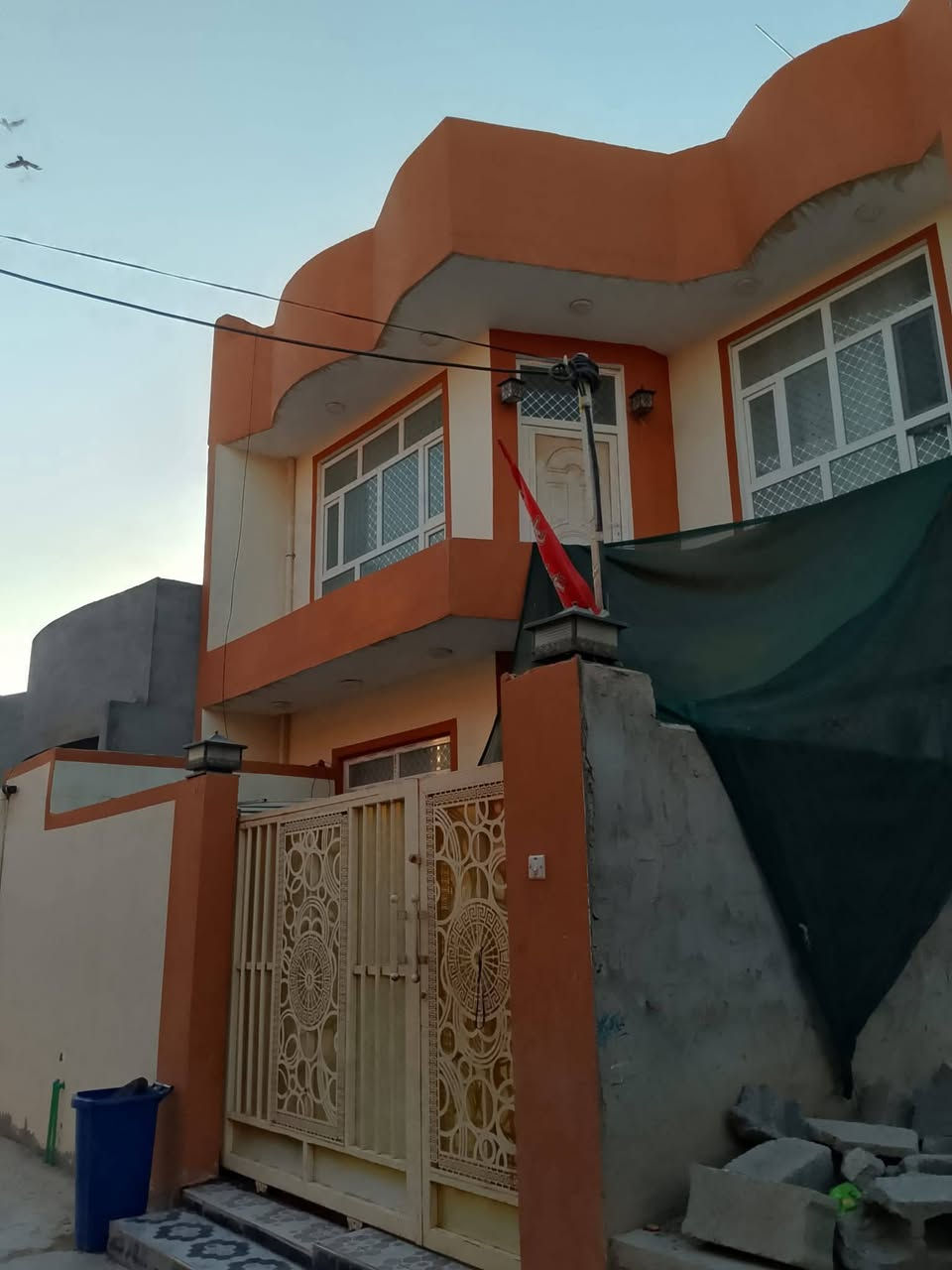 السلام عليكم ورحمه الله وبركاته دار لبيع مساحه ١٥٠متر بناء حديث وكامل مكمل درجه اولى كله سيراميك قاط اول مطبخ استقبال صاله غرفه مجمع صحيات منور قاط ثاني غرفتين وصاله مكاني بعقوبه شفته قرب اسواق امير الباوي خدمات كامله ماء كهرباء تبليط سعر ب١٠٠وبي مجال بسيط هاذا رقمي ***********
