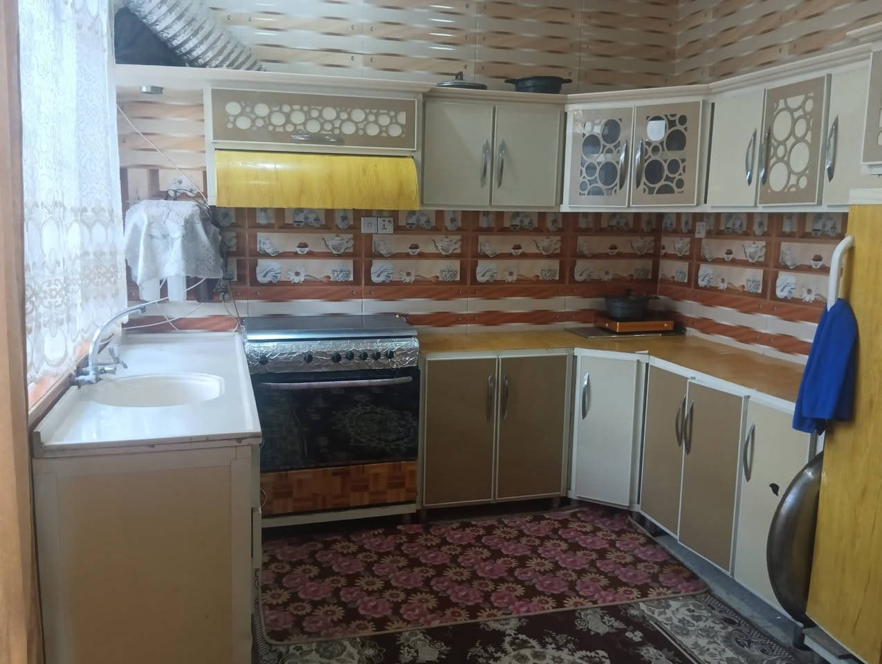 🔹 دار للبيع – موقع مميز 🔹
▪️ السند: زراعي سند 25
▪️ مشمول بالتطويب 

▪️ المساحة الكلية: 200 م
▪️ البناء: 100 م
▪️ حديقة: 100 م+ أساس نظيف خارجي
▪️ ركن على شارعين
▪️ تبليط وخدمات كاملة
📐 الواجهة: 20 م
📏 النزال: 10 م
🚧 عرض الشارع أمام الدار: 8 م
🚧 عرض شارع الركن: 10 م
📍 يبعد عن الشارع العام: 80 م فقط
🏠 تفاصيل البناء:
🔸 الطابق الأرضي:
غرفة 3.5 × 5
صالة 4 × 6
مطبخ
تخاريج
🔸 الطابق الثاني:
غرفتان
الأولى: هيكل
الثانية: 4 × 6
📍 العنوان:
نادر الثالثة – التاجية الزراعي – شارع أبو حمد
⚡ الخدمات:
ماء، كهرباء، مولدة ذهبية، تبليط للباب (خدمات كاملة )
📞 للاستفسار: الاتصال على ***********
