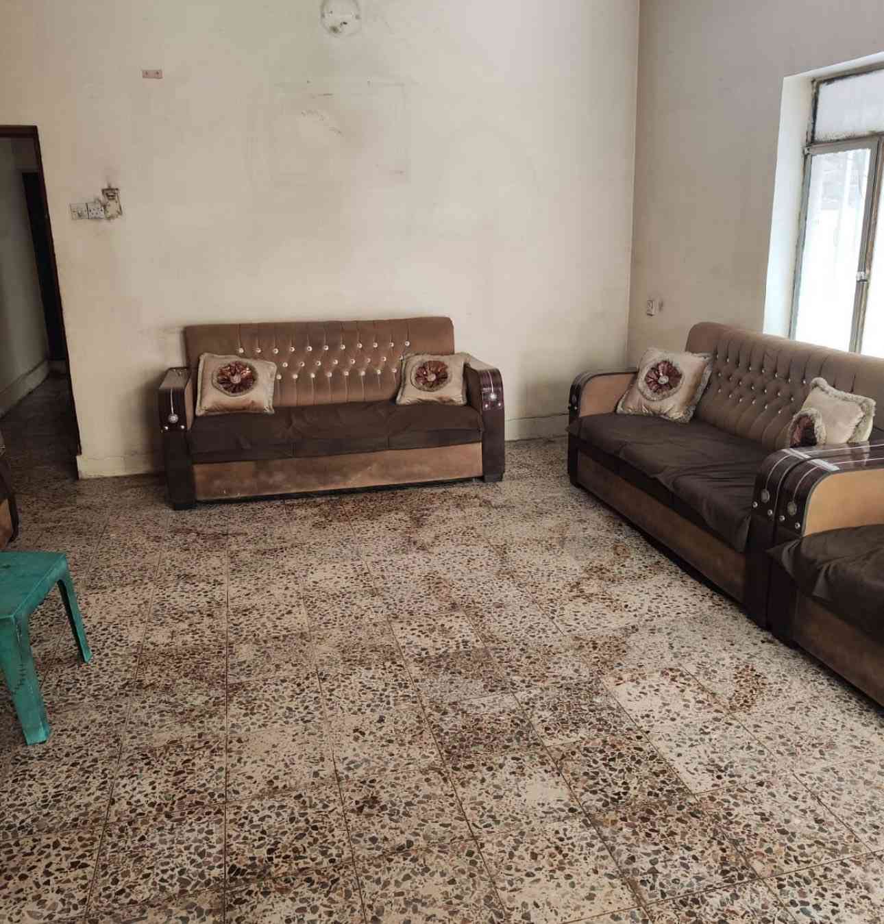 بيت للبيع المساحة ١٠٠م طابقين وسطح
صالة كبيرة ومطبخ كبير وخدمات صحية في الطابق الارضي
والطابق الثاني ٣ غرف وصحيات 

العنوان بغداد الشرطة الخامسة تقاطع السوق 

للتواصل والاستفسار اكثر ***********
