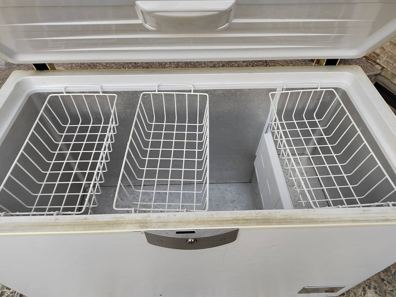 السلام عليكم
مجمدة ارجلك تركي حجم كبير للبيع

ابعادها
طول. 131 سم
عرض 62 سم
ارتفاع.  85 سم

 سلات عدد 3
شغالة 100 بال 100
تجميد فوول (ضمان مرجوعة اذا بيها اي مشكلة)
بدون ليك بدون اي مشكلة
فقط ماطور مبدل من اكثر من سنتين
وشغال من وكتها لحد الان والحمد لله
سعرها ( رخيصة جدا. ). 
100 الف فقط
للتواصل  
***********
