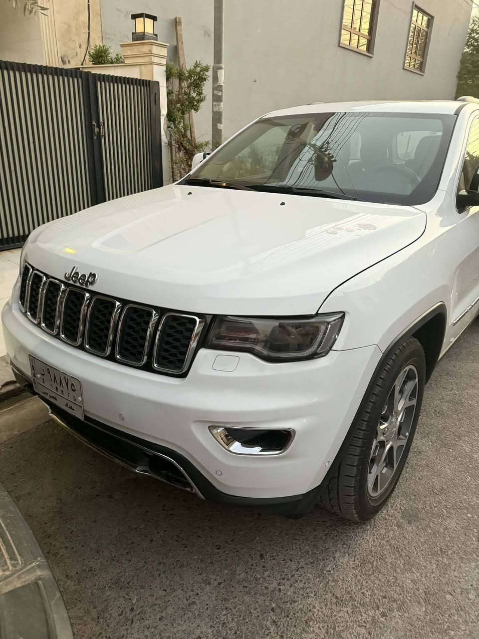 السلام عليكم سيارة جيب شيروكي للبيع رقم بغداد ٢٠١٩ خليجي لمتد بلاس ماشيه ٦٣ الف والسيارة موضحه بالصورة تفاصيل أكثر هذا رقمي بي واتساب
***********
