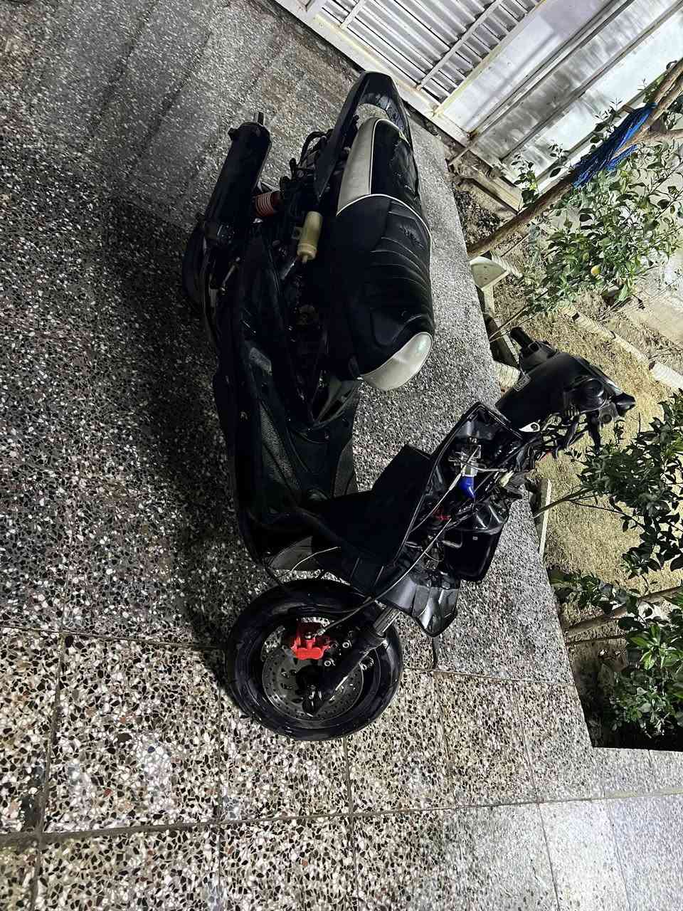 السلام عليكم سكنس فحل دراجه قويه مكينه 58 ونص تشك الكاع و بيهه باتري جديد تاير خلفي جديد كلجات رياضي الدراجه تخبل كاسره رنك فقط + كفراتهه موجوده كامله  السعر 300 وبيهه مجال رقم *********** واتساب و رصيد موجود مكاني بغداد شارع ألجزيره السياحيه
