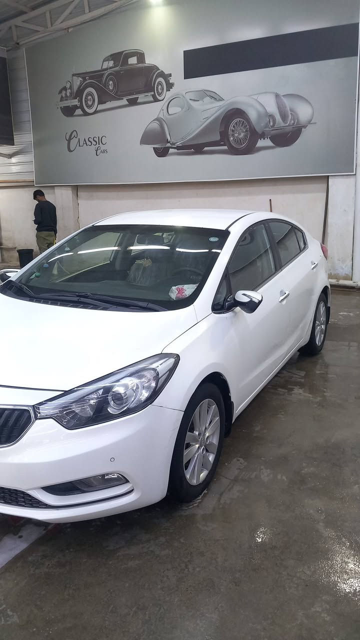 سلام عليكم من رخصت الادمن سيراتو ١٤ مكينه كير حداديه تبريد تدفئه كله كفاله بيه ضربه جوه لقفل مال جنطه وبراغي جنطه مرخايات  وبيه باردات شوف لعين لاتبديل ولا صبغ  استفسار. ***********
