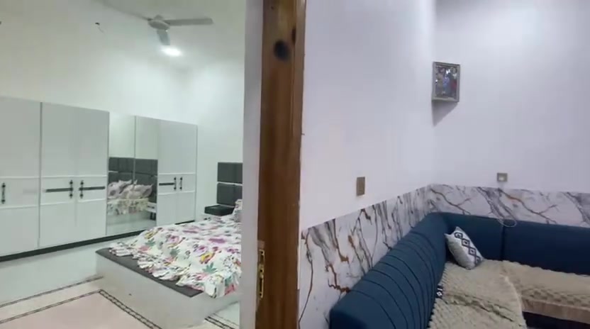 السلام عليكم عندي بيتي أريد ابيعة طابقين طابو زراعي المساحه 150متر. التنومة كردلان شارع الشهداء حي الخضراء شارع عشرة متر بية أربع غرف وصالة وديوانية ومطبخ وصحيات وطارمة بناء جديد السعر ١٤٠ مليون ***********
