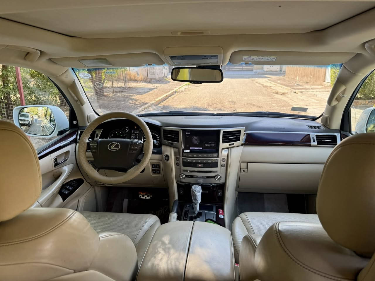 لكزز 2014 سبورت 
السياره مكفوله كفاله عامه من الصبغ ولظربه

فول مواصفات 1/1
بصمه 
ماشيه 97الف
كشنات جلد +خزن ميموري+كهرباء+حار بارد 
فور ويل +جكات 
فتحت سقف +شاشاكشنات 
صندوك كهرباء+حساسات خلفيه +كامرا 
ثلاجه 
فور ويل +ثلاث انضمة قياده 
راكب 7+قطع تبريد3
شاشه عدد3
تحكمات ستيرن 
تثبيت سرعه 
السياره جديده بمعنى الكلمه وبعد بيه مواصفات هواي 
ماشيه ٩٧الف 
مكينه كير مكفولات 
عنوان بغداد شارع فلسطين 
معروضه 425
***********
