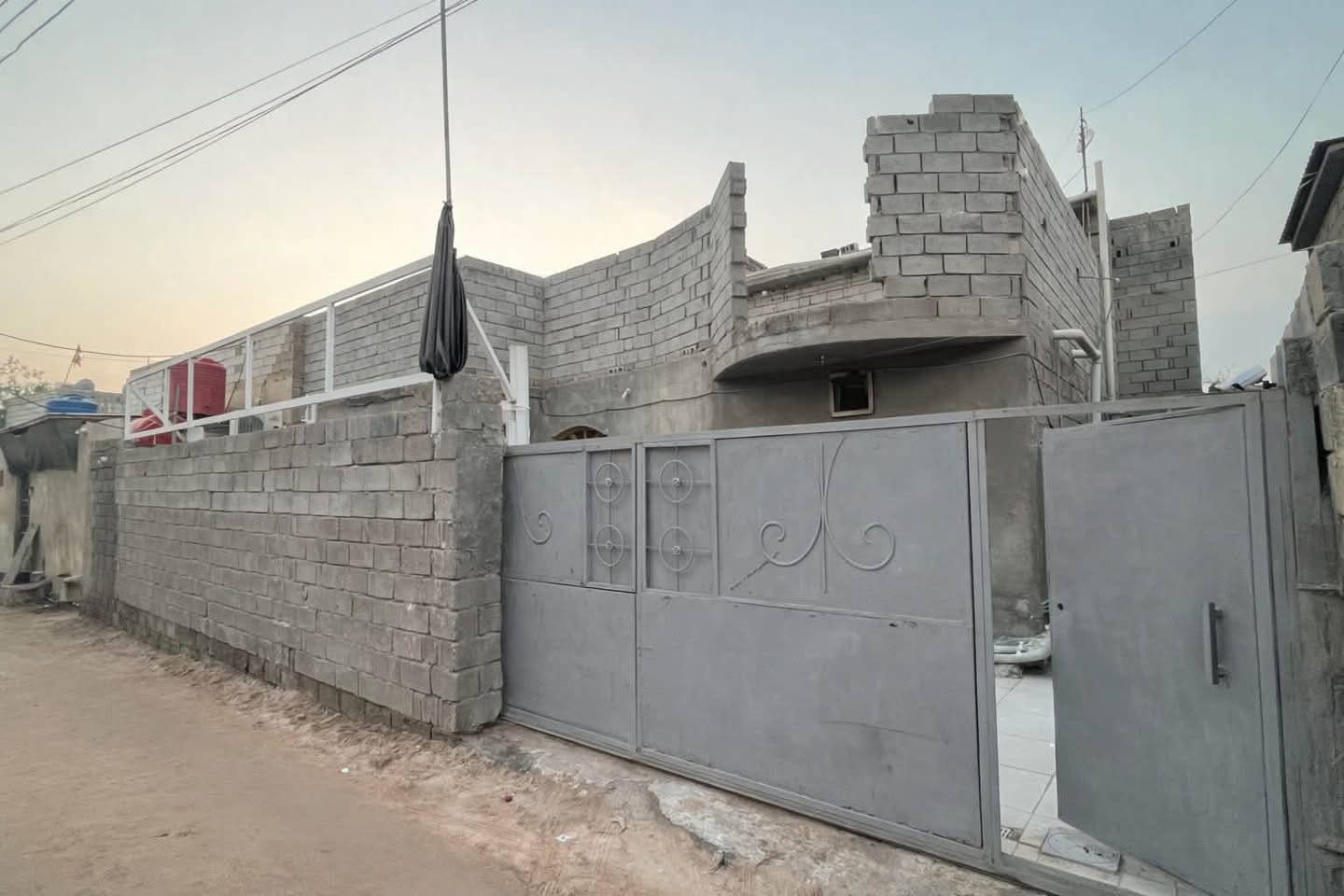 🏡 بيت سكن للبيع – فرصة مميزة في أبو الخصيب

📍 العنوان: البصرة – أبو الخصيب – العوجة
شارع أبو صلاح (شارع المدرسة)، ويبعد 50 متر فقط عن الشارع العام.

📐 المساحة: 270 متر
📄 نوع العقار: طابو زراعي (سهم 25)

🔹 مواصفات الطابق الأول:

✅ غرفتا نوم (4×6 م)
✅ صالة كبيرة بطول 13 م
✅ مطبخ (4×4 م)
✅ ديوان (6×4 م)
✅ صحيات داخلية وخارجية
✅ كراج سيارة مع حديقة

🔹 مواصفات الطابق الثاني:

✅ غرفتا نوم (4×6 م)

🏗️ سنة البناء: 2020
🧱 البناء بلوك وشغل مرتب.
🌿 المنطقة هادئة ومتوفر فيها جميع الخدمات (ماء، كهرباء، وغيرها).

💰 السعر: 110 مليون دينار عراقي قابل للتفاوض.

📞 للاستفسار:
يوسف الغانم
***********
