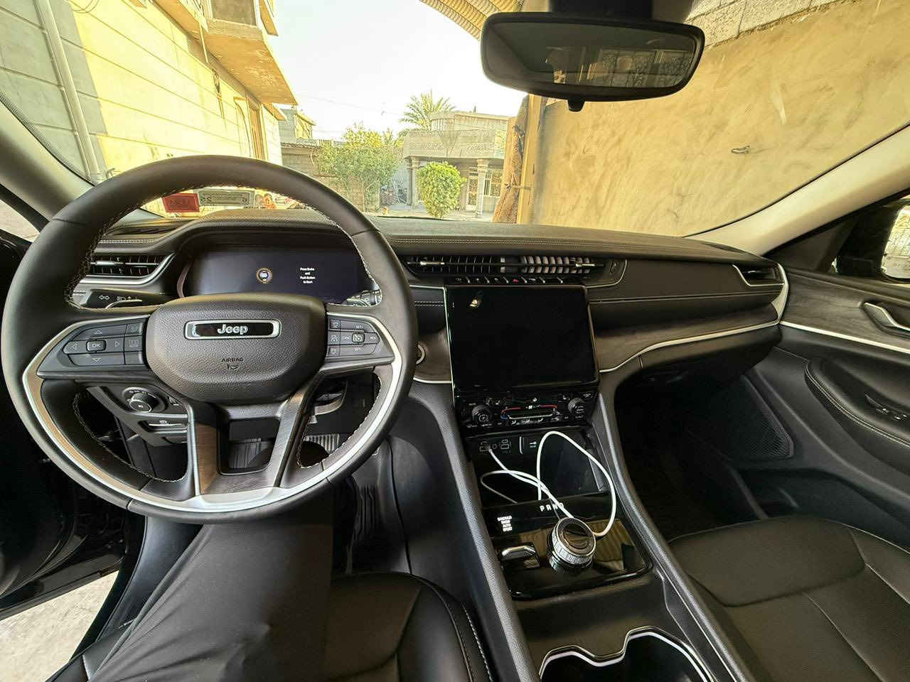 السلام عليكم شباب جيب كراند شيروكي لمتد  2024 مواصفات
الوارد:امريكي كلين بدون ضرر تبديل جاملغ وبنيد نفس اللون اصلي
ماشيه 27
👥 عدد المقاعد: 5راكب

🔧 المواصفات الفنية

1-محرك V6 سعة 3.6 لتر

2-ناقل حركة أوتوماتيك 8 سرعات

‎🚦 أنظمة القيادة والذكاء
✔ قيادة شبه ذاتية
✔ تثبيت سرعة ذكي (Adaptive Cruise Control)
✔ تحديد المسار
✔ تحذير الخروج عن المسار + تصحيح تلقائي
🛡️ السلامة والمساعدة
✔ حساسات أمامية + خلفية + جانبية

✔ مراقبة النقطة العمياء
✔ فرامل تلقائية للطوارئ
✔ مساعد الركن الأوتوماتيكي
🛋️ الداخلية والفخامة
✨ تدفئة وتبريد للمقاعد الأمامية والخلفية
✨ تدفئة المقود
✨ إنارة محيطية داخلية متعددة الألوان
✨ مراية وسطية كاميرا رقمية
✨ مرايا جانبية ووسطية تعتيم أوتوماتيك

📱 التقنيات

🔑 دخول ذكي

🚀 تشغيل عن بعد

🖐️ بصمات أبواب (5 بصمات)

📺 شاشة وسطية كبيرة Uconnect

📱 Apple CarPlay & Android Auto

📶 Wi-Fi / Bluetooth / USB

🎨 الخارجية
🤍 لون السيارة: أاسود
🔆 إضاءة LED كاملة

#السعر355$
بغداد الدوره هوررجب 

رقمي ☎️ ‭0783 670 3888‬ بيه وات ساب
