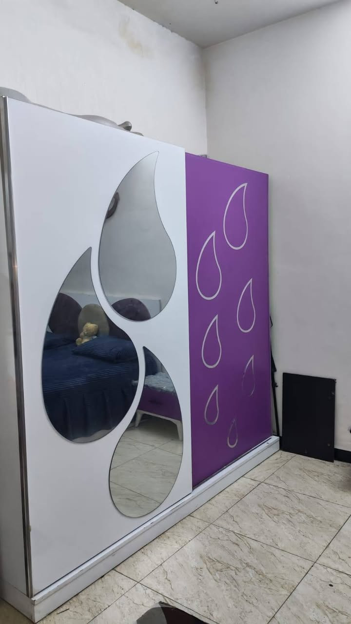 بوفيه صاج اربعه ابواب مع جراره
السعر 200الف غرفه نوم خمس قطع اريدها 250 الف مكاني الشرطه الخامسه 
الاتصال على هذا الرقم***********
