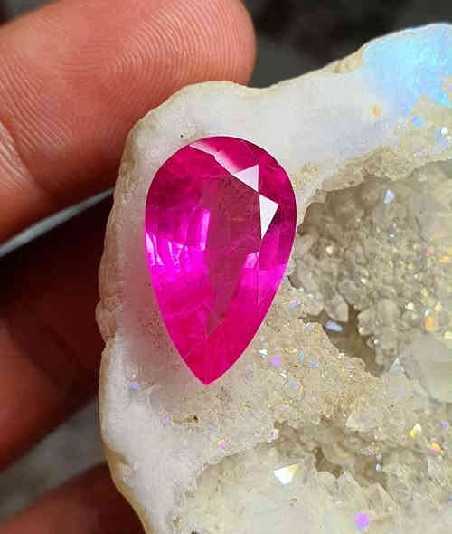 ماشاءالله…ياقوت هندي طبيعي اصلي شبيه البورمي وزن 11 قيراط حجم 2 سم صلادة 9 درجات السعر 90 الف ***********
