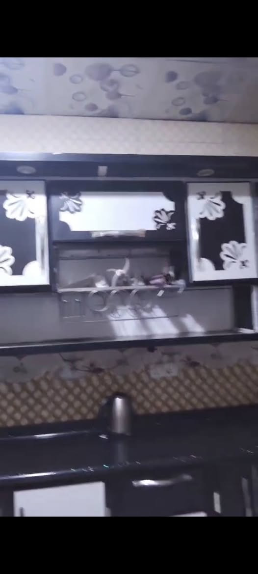 عندي كاونتر المنيوم كلش قوي مابي شي نضيف قياس اربع مترات ونص نضيف كلش السعر مليون ومية إلي حاب يستفسر أكثر يتفضل وتساب ***********
